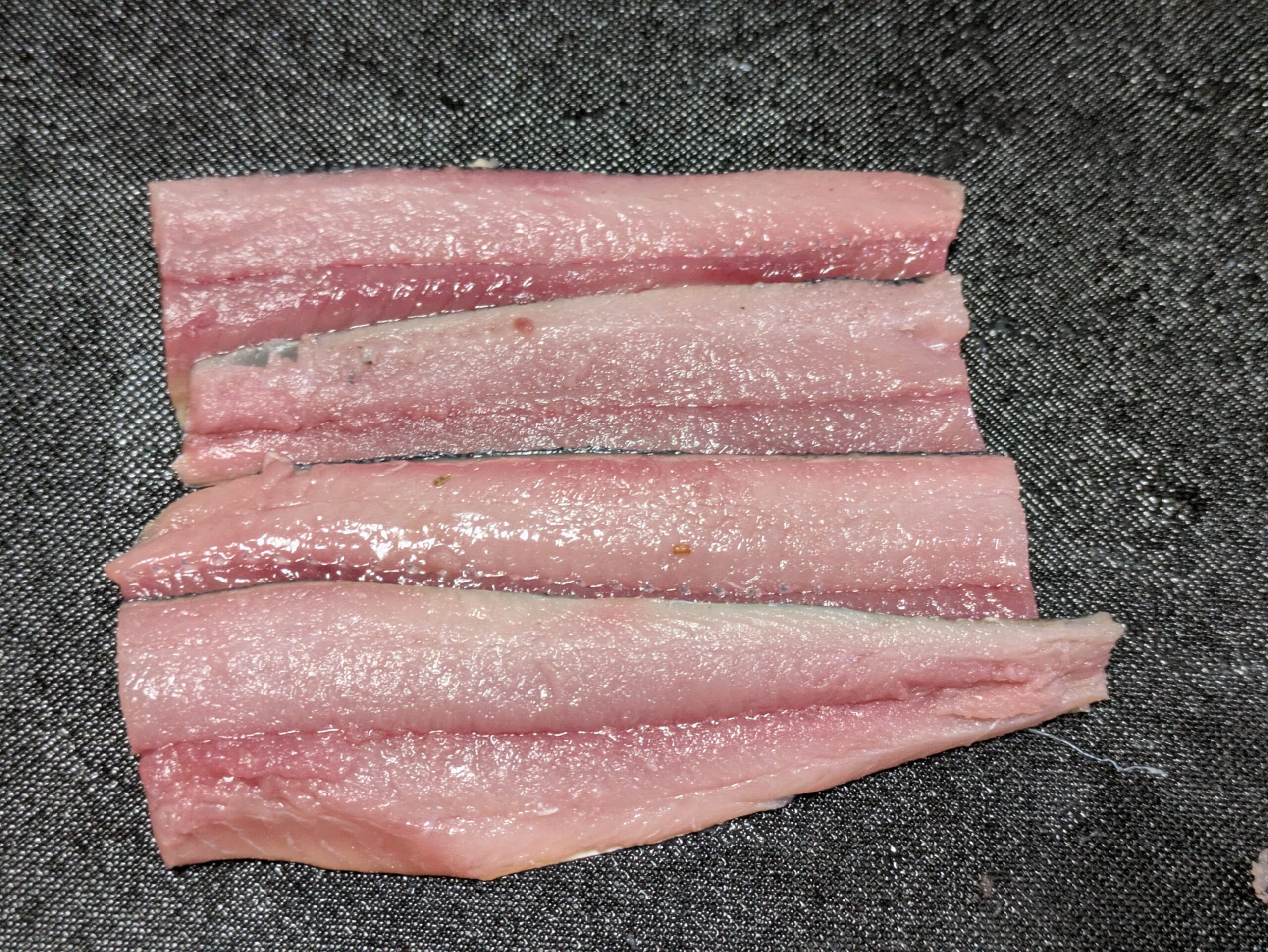 三枚おろしにしたサンマ