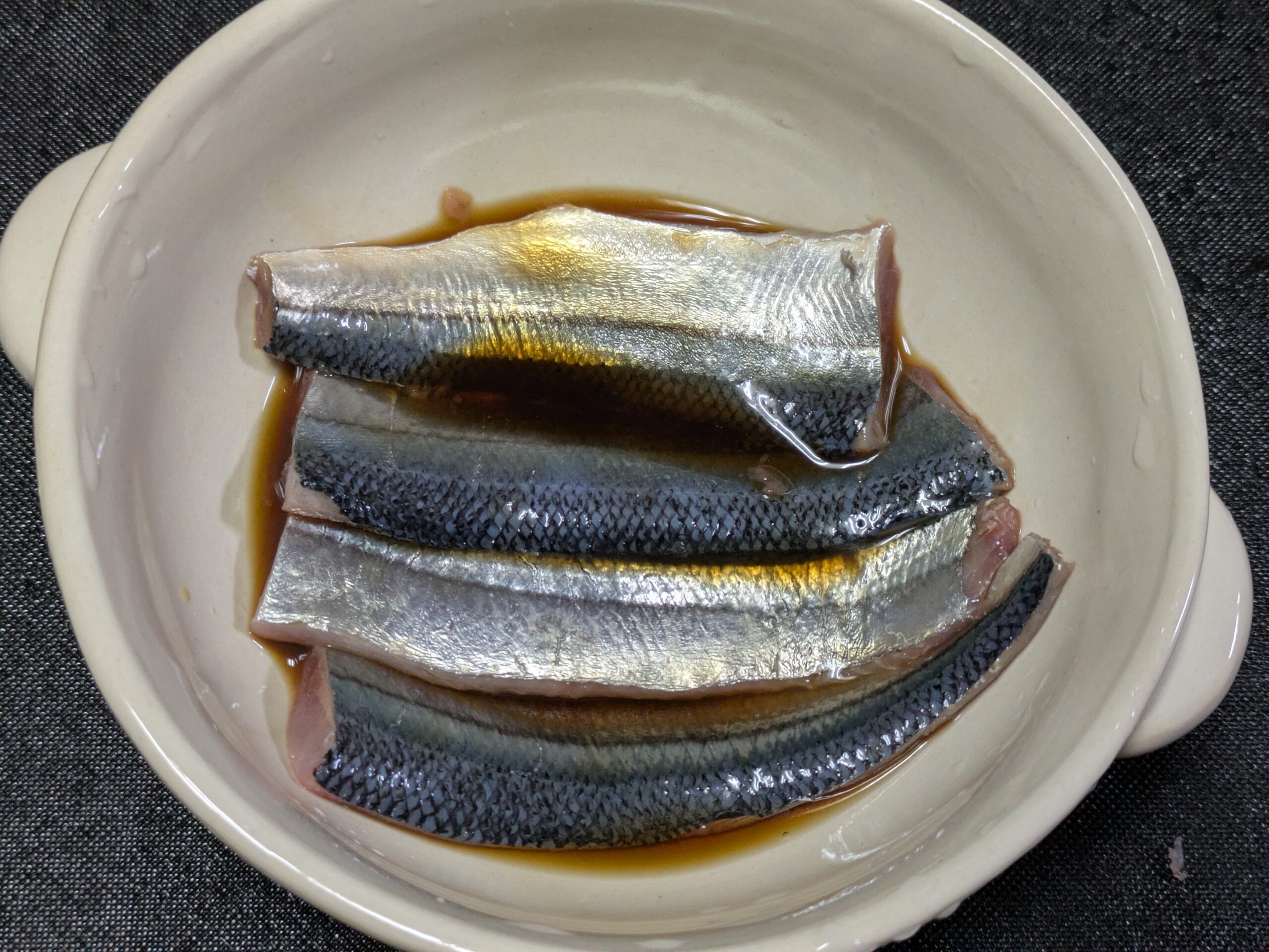醤油と酒に漬けたサンマ