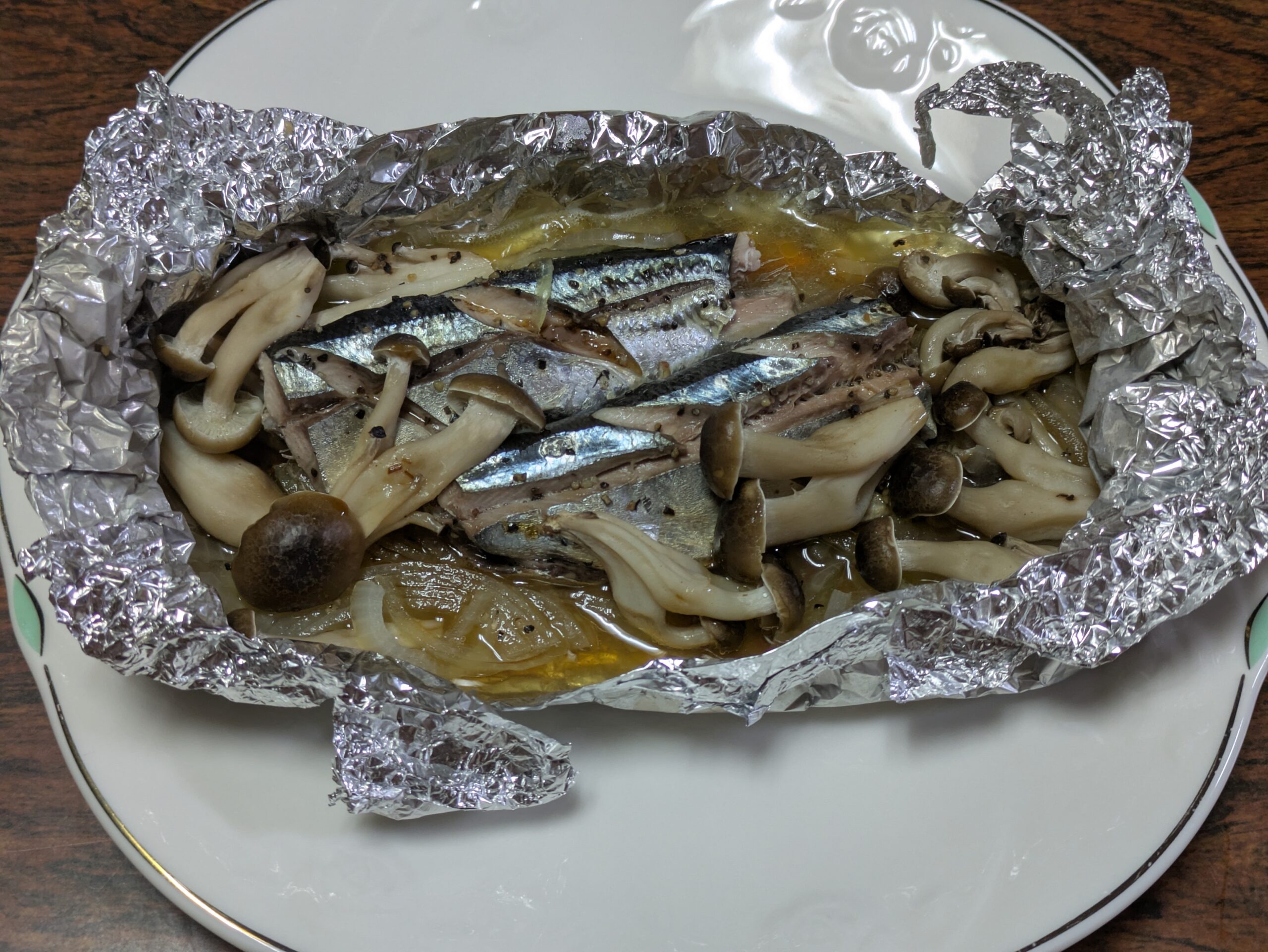 完成したサンマとしめじのバターホイル焼き