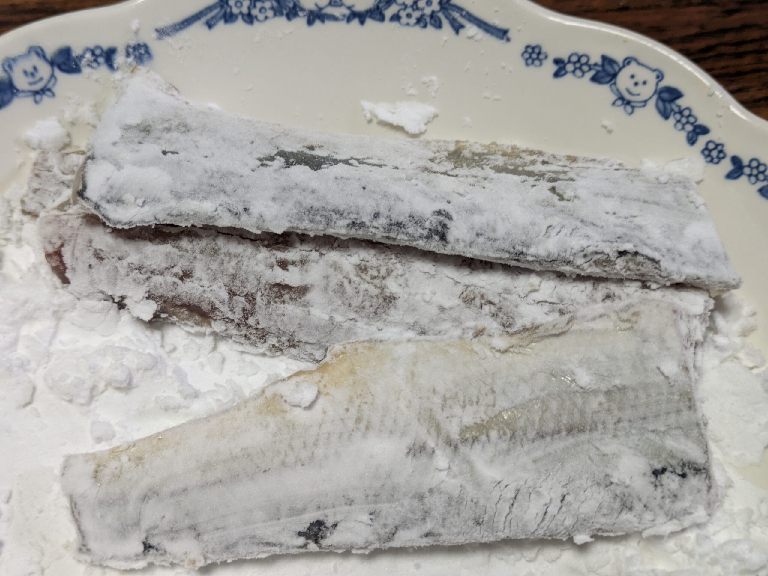 片栗粉をまぶしたサンマ