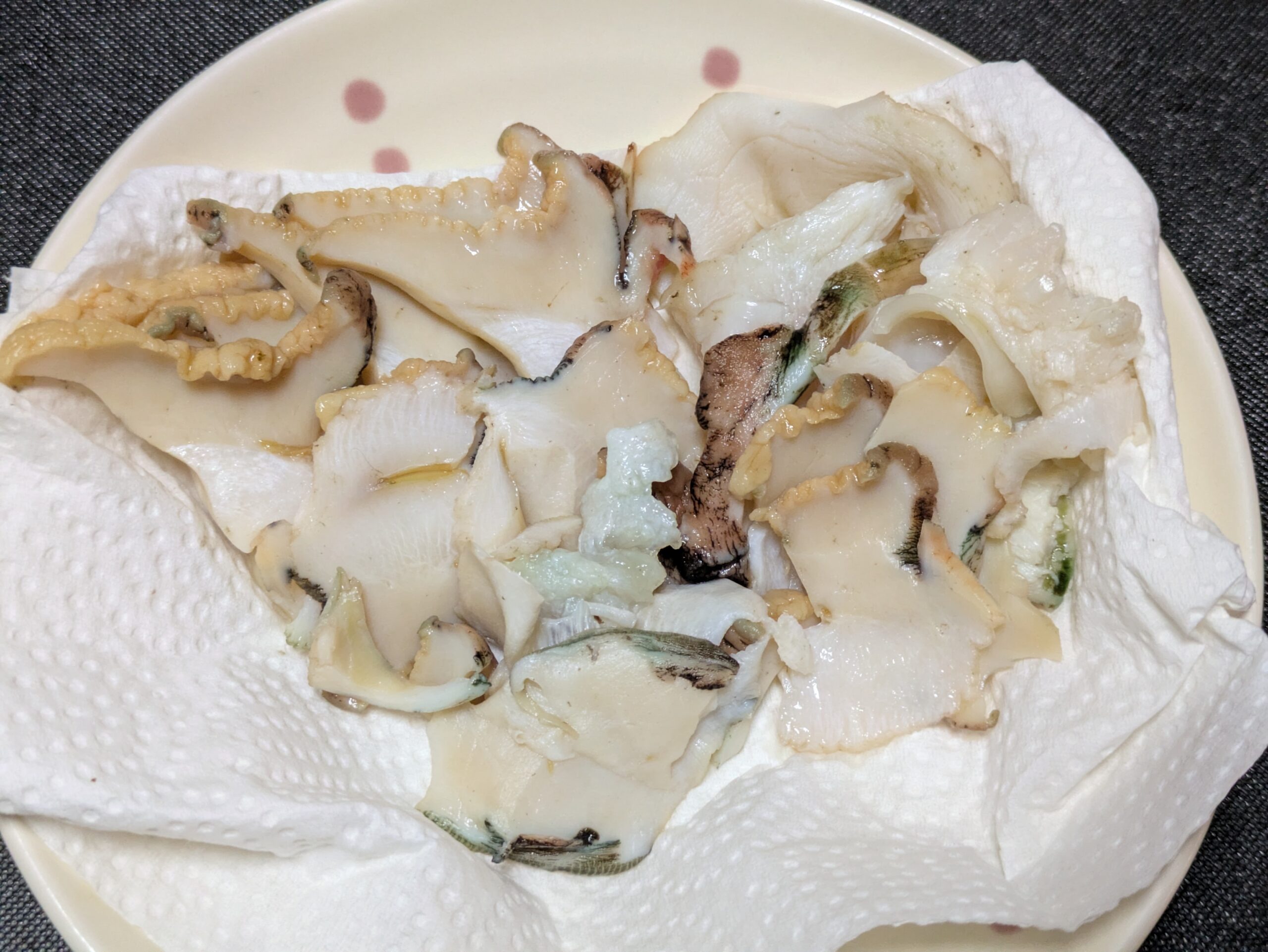 下処理を終えて食べやすく切った夜光貝の身