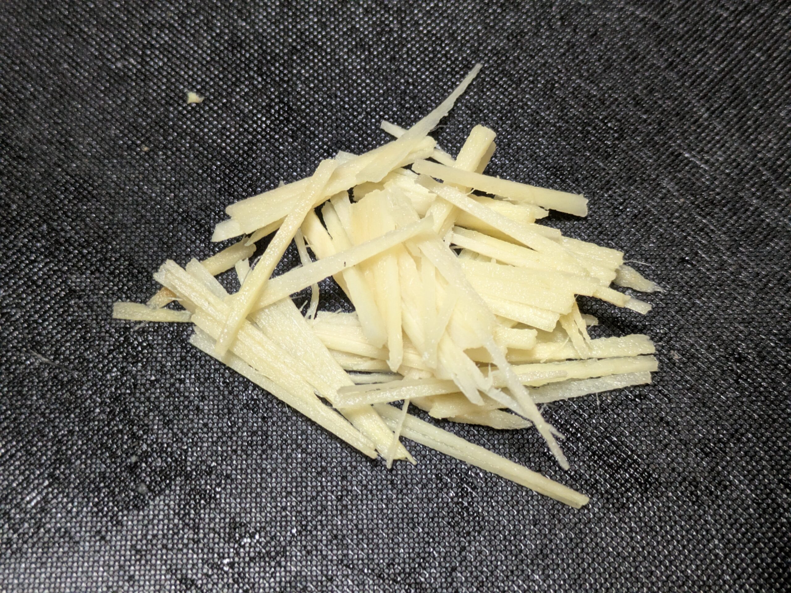 細い千切りにしたしょうが