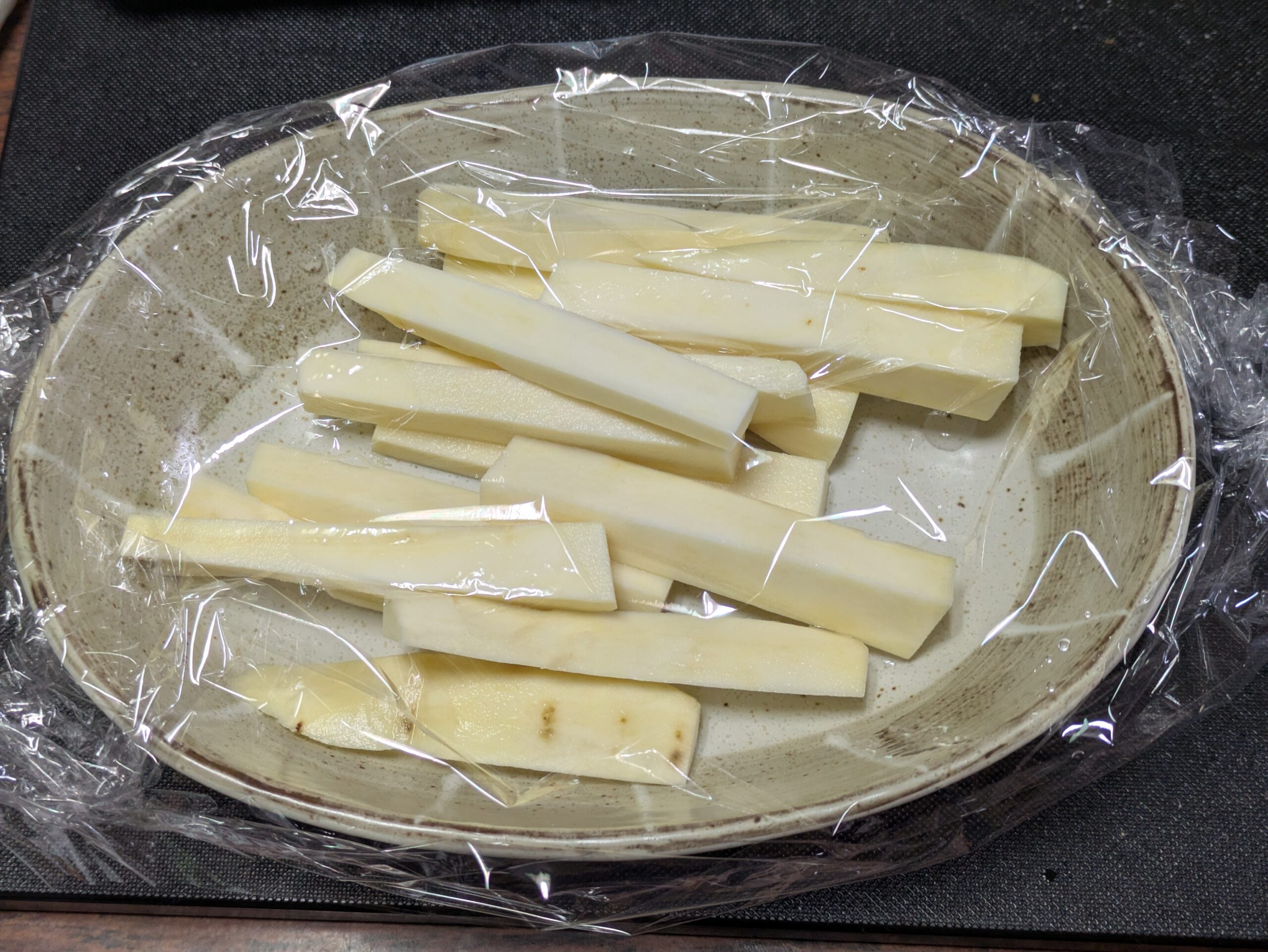 ラップをして電子レンジで加熱する五郎島金時