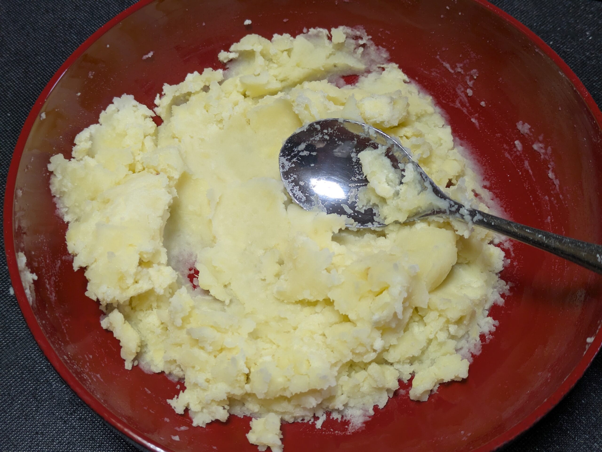 潰した五郎島金時に牛乳を加えて混ぜた様子