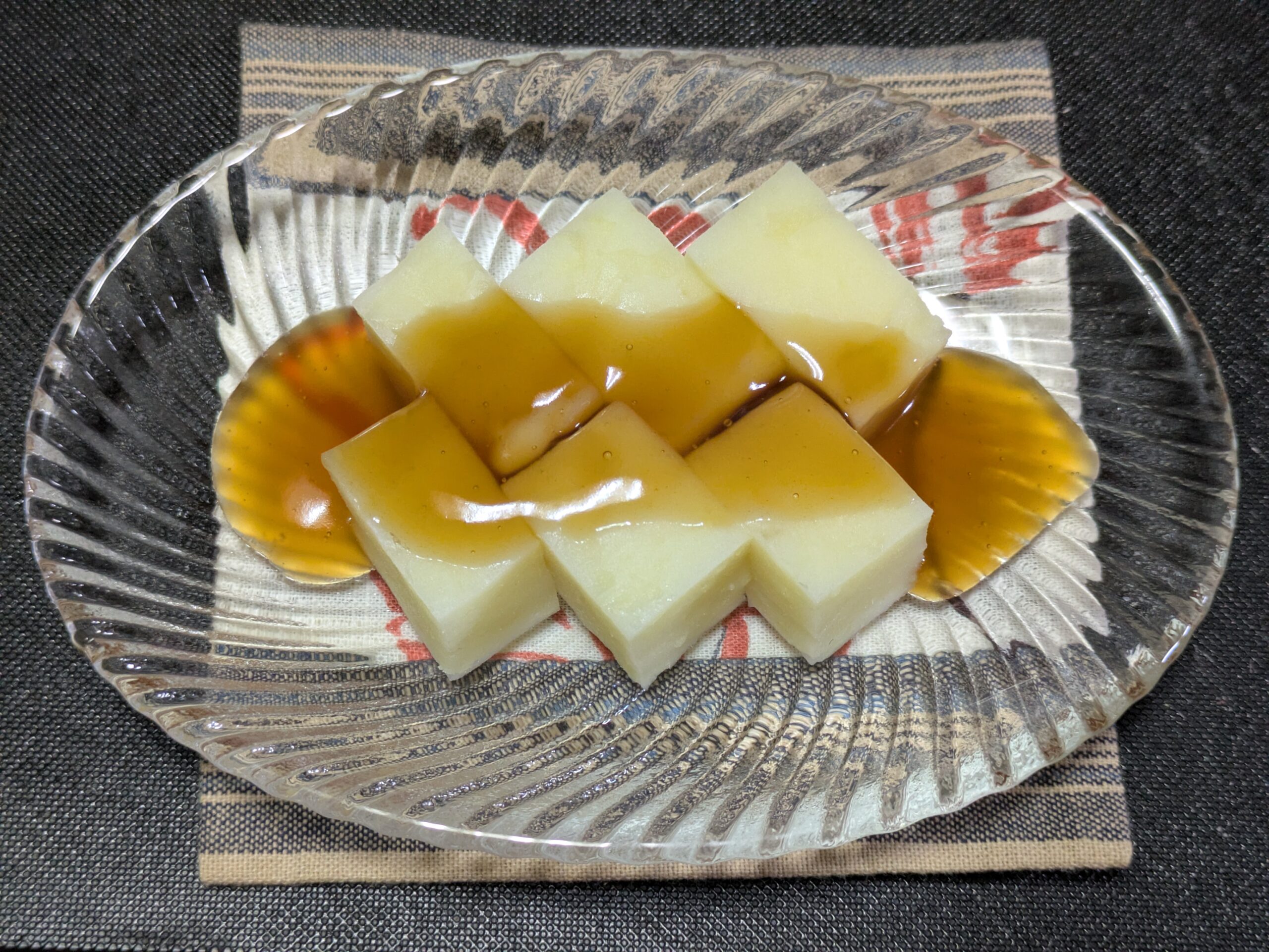 みたらし餡をかけた五郎島金時のミルクもち