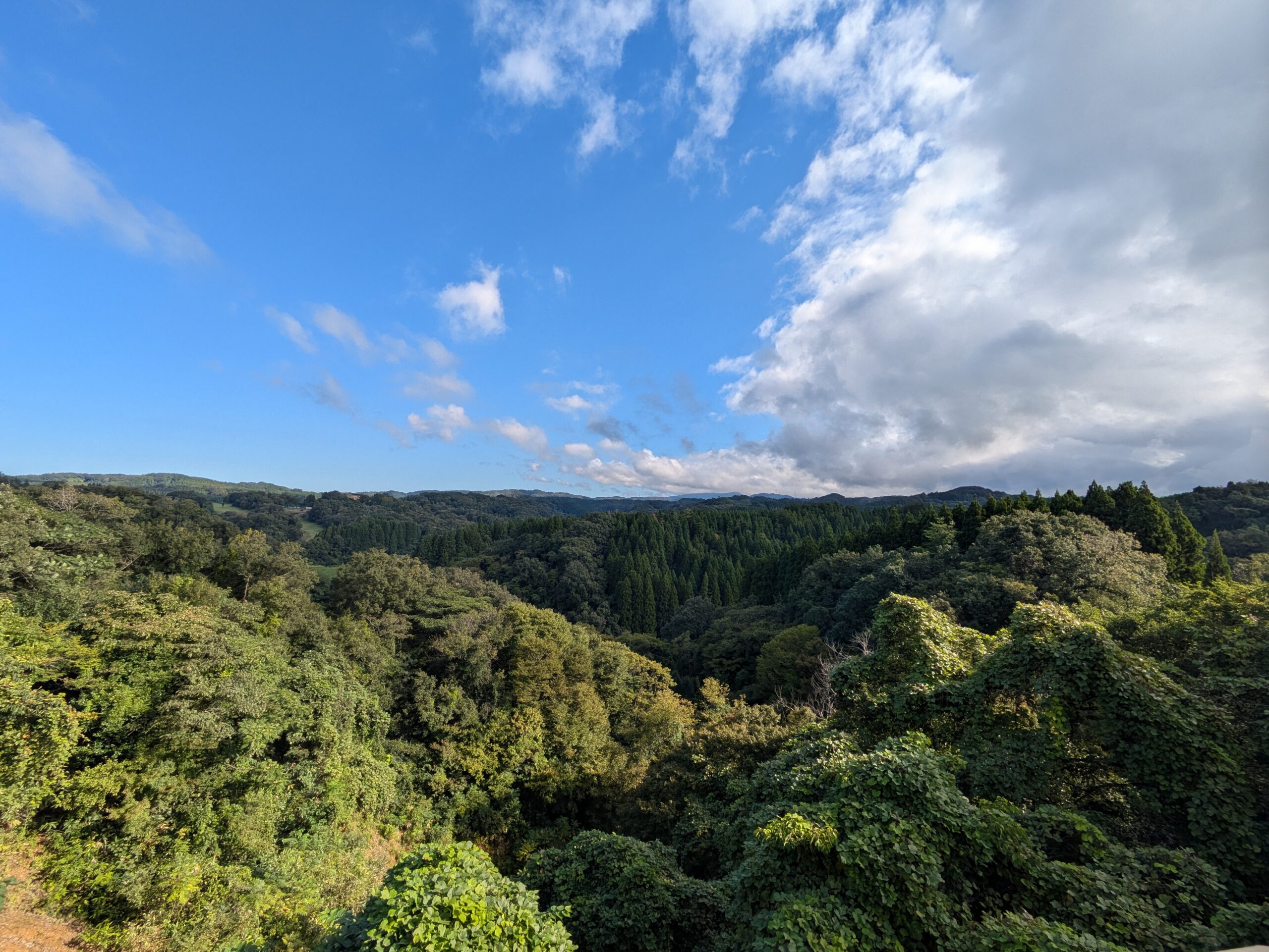 9月下旬の石川県森林公園から見た山の景色