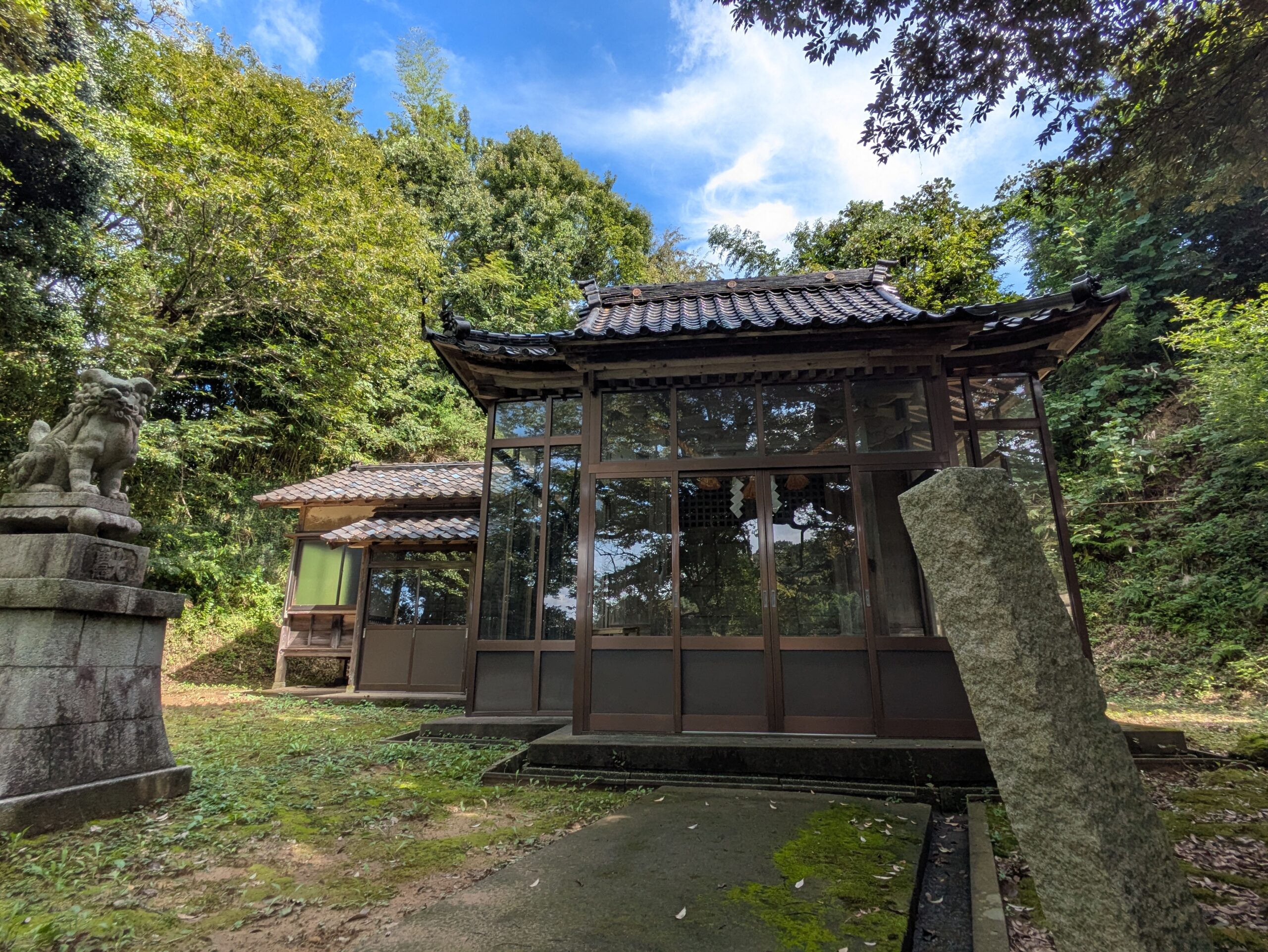 岸川八幡神社のガラス張りの拝殿