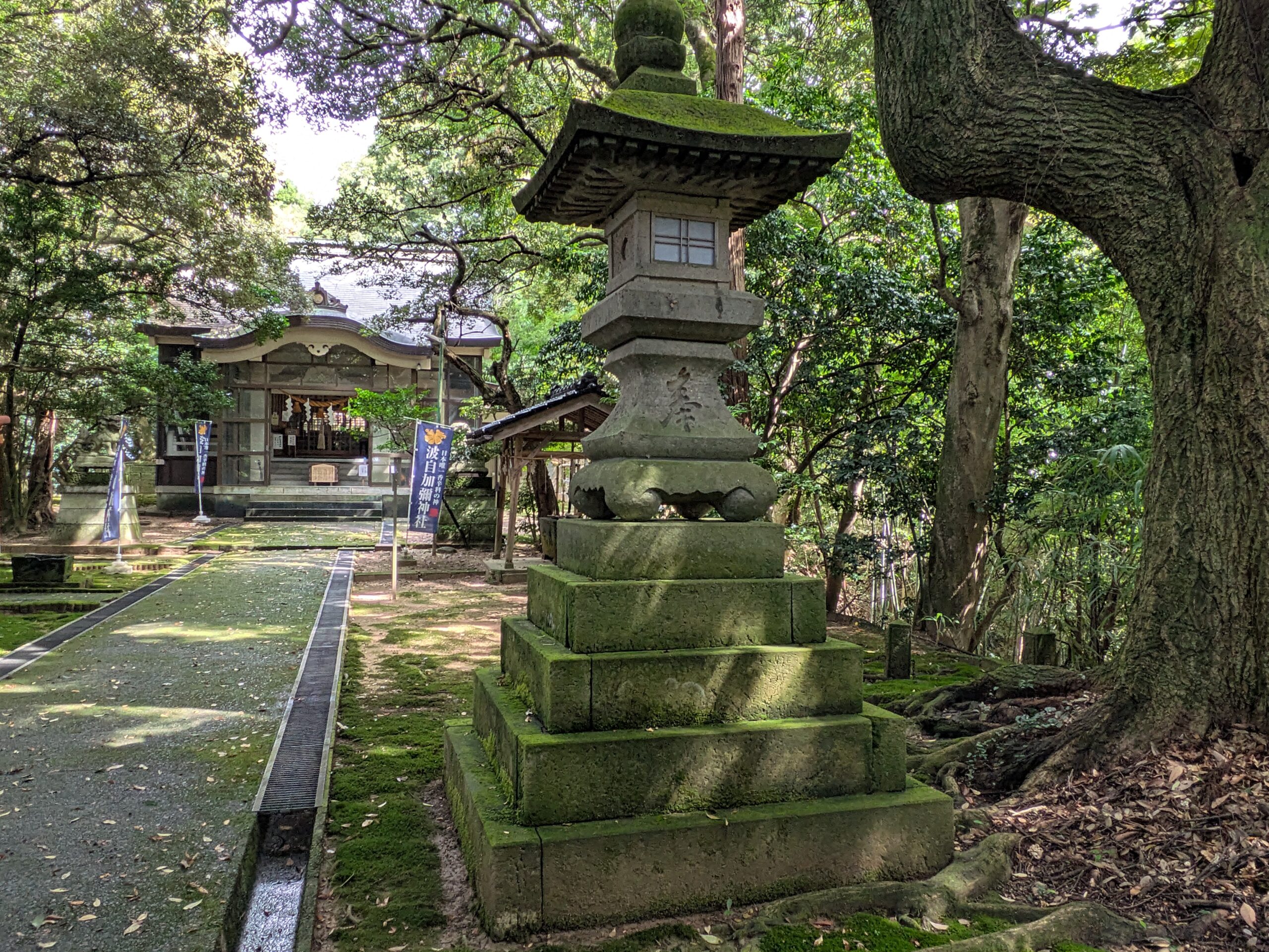 波自加彌神社境内の大きな石灯籠
