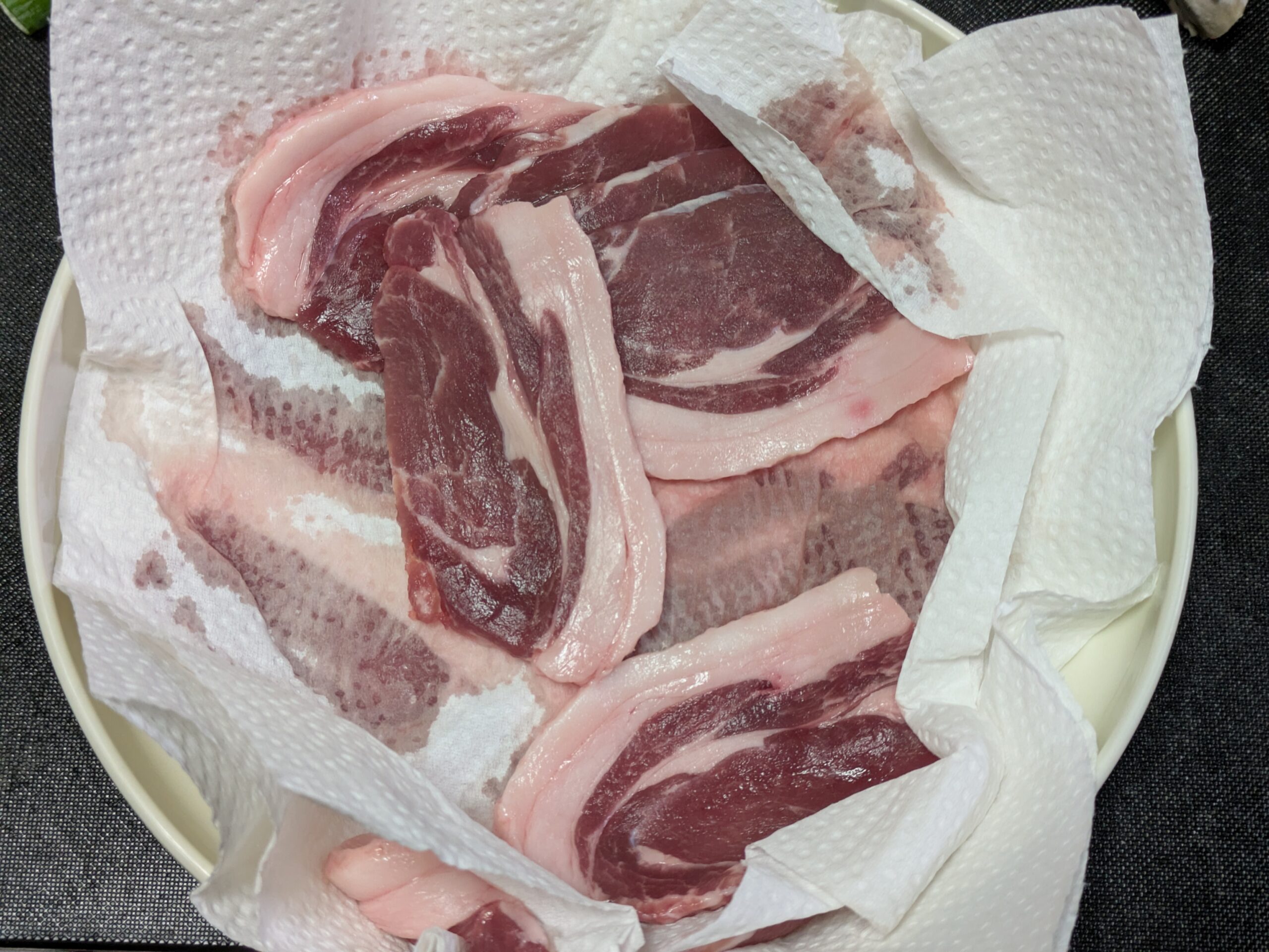 キッチンペーパーで水気を取ったイノシシロース肉