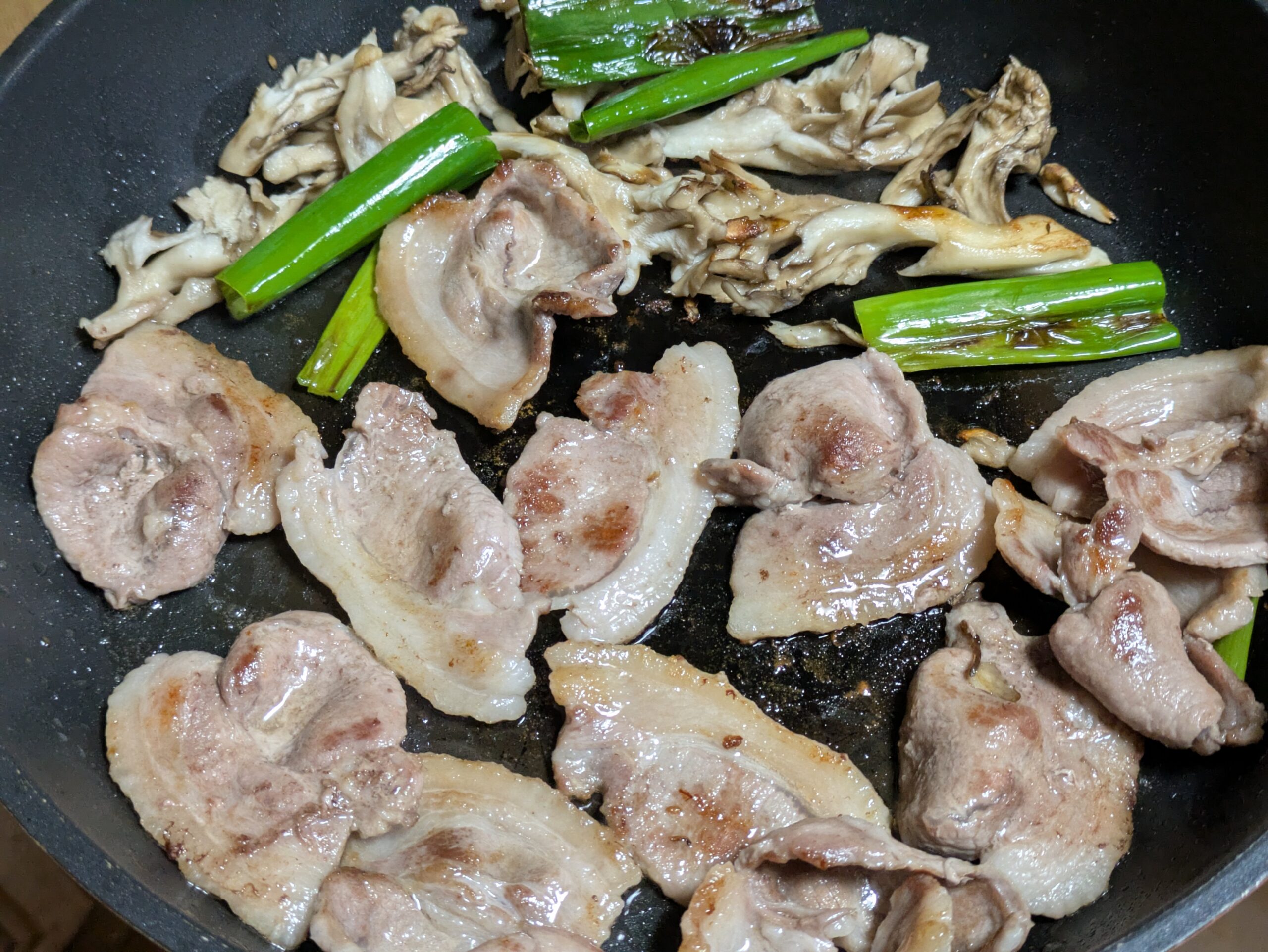 中心までしっかり火を通したイノシシロース肉