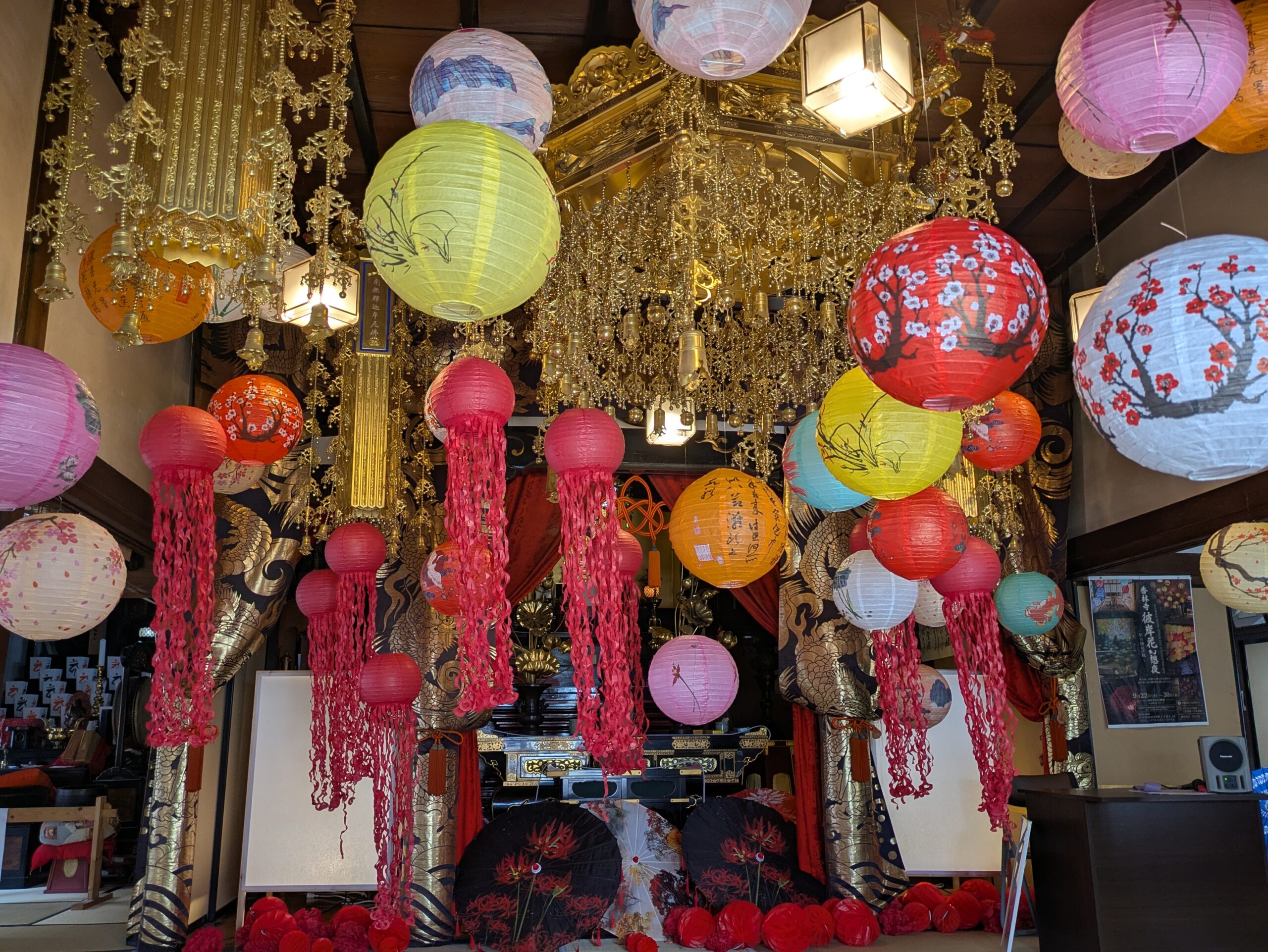 香林寺本堂に飾られた色鮮やかな提灯