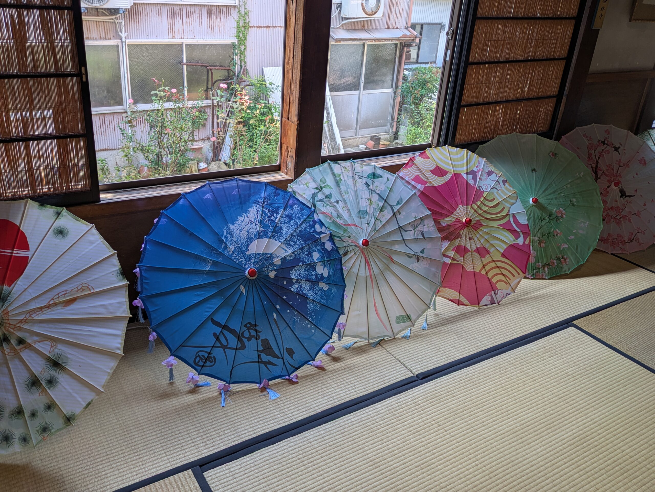 香林寺に飾られていた色鮮やかな和傘