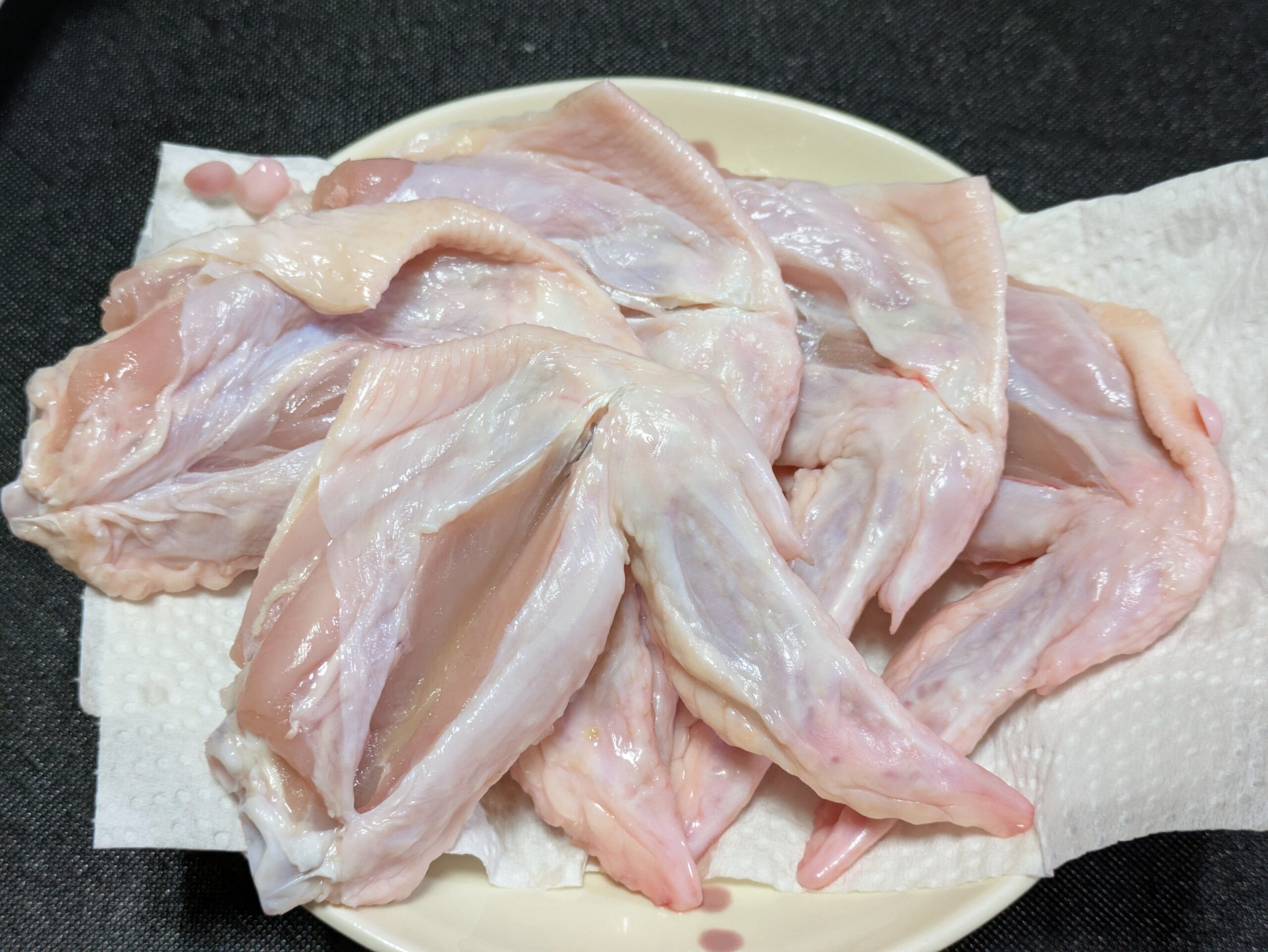 裏側に切り込みを入れた鶏の手羽先