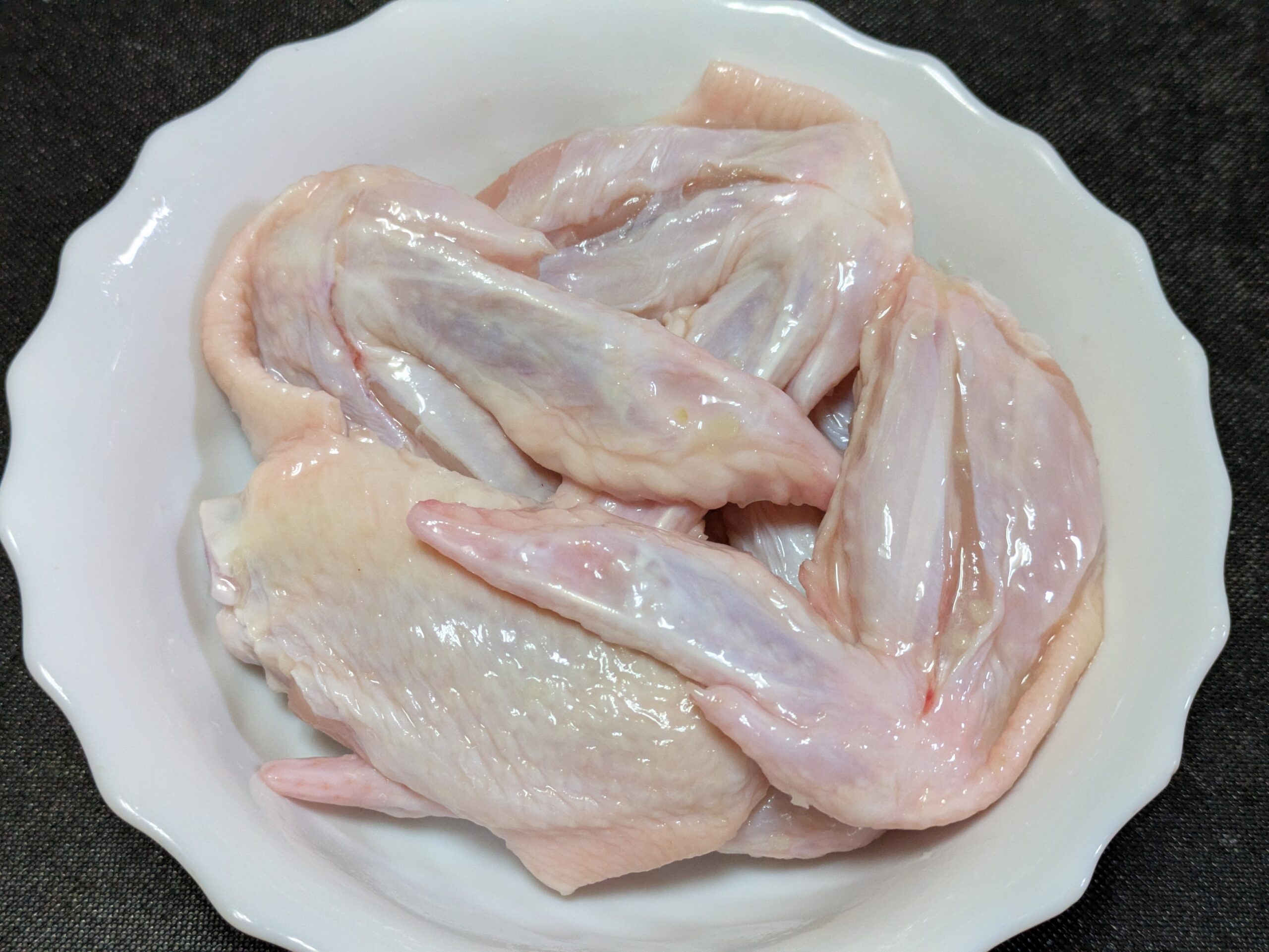 塩と酒とすりおろしにんにくで下味を付けた手羽先