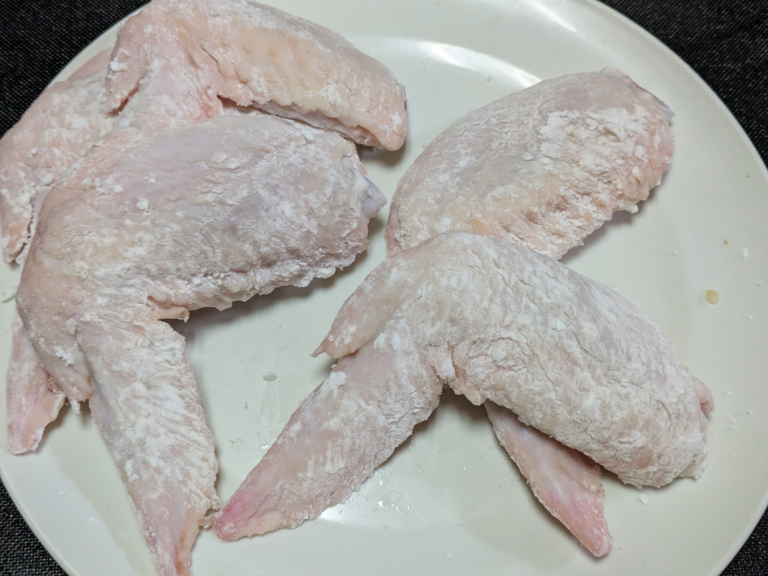 片栗粉を薄くまぶした手羽先