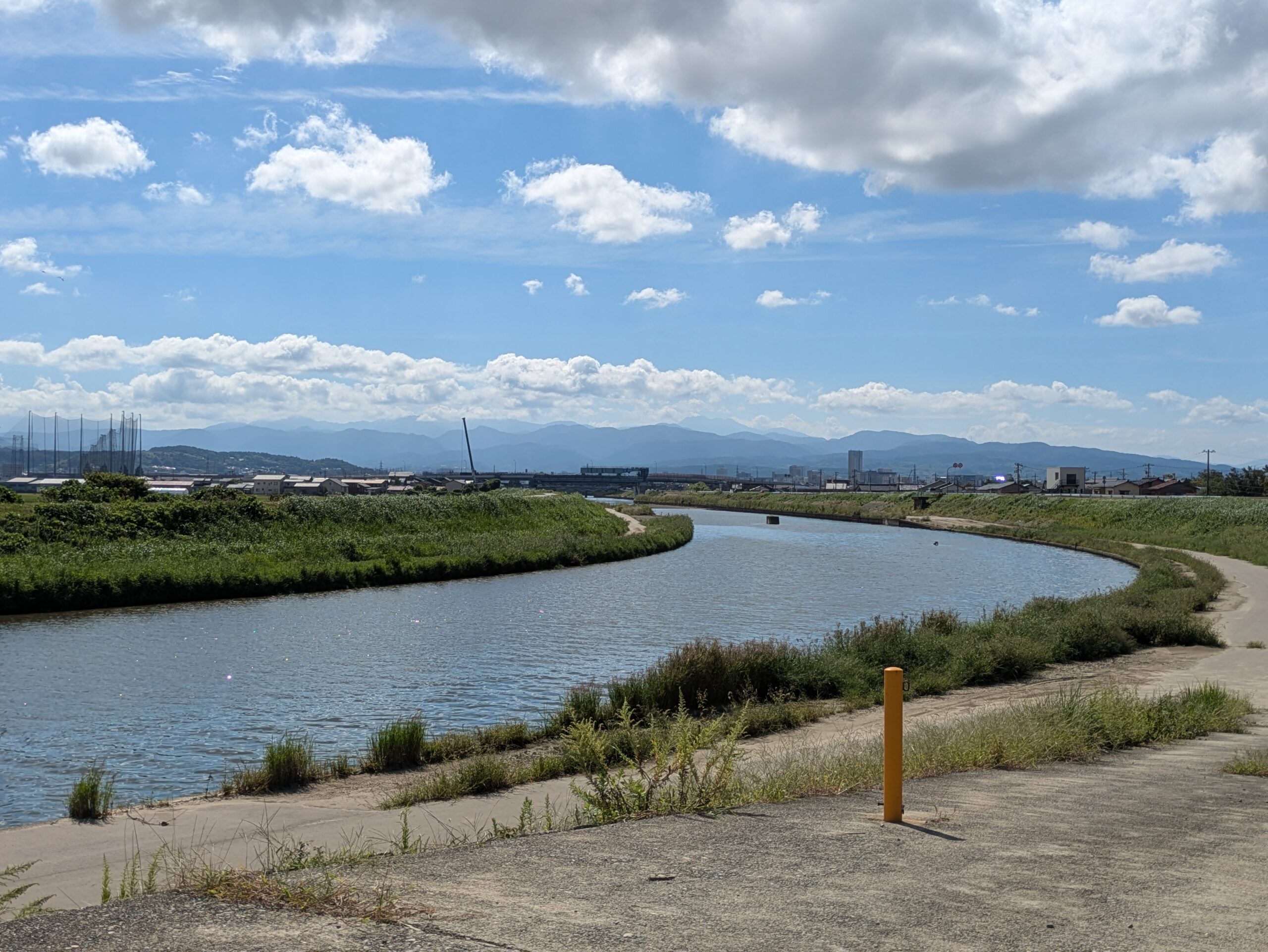 9月の金沢市・浅野川河口付近の河川敷と川の様子