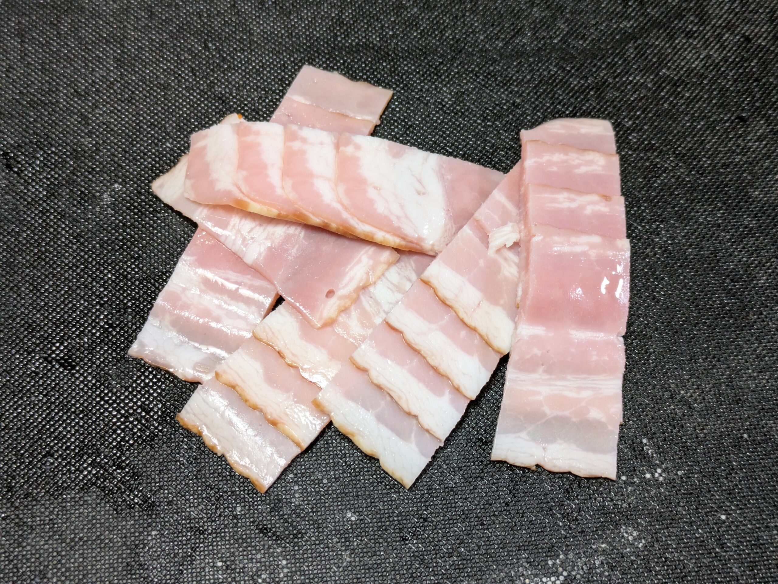 食べやすい大きさに切ったベーコン
