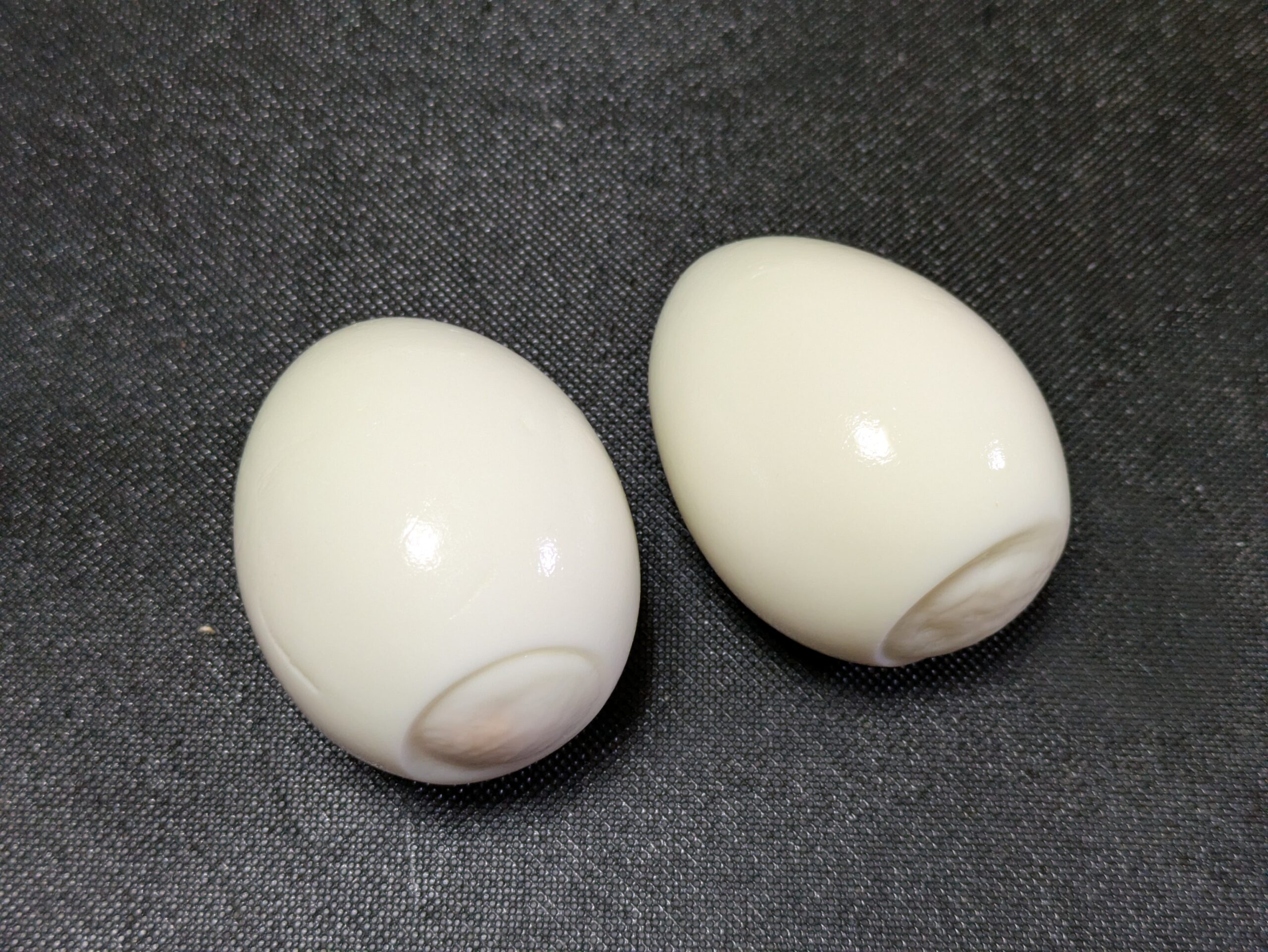 殻をむいたゆで卵2個