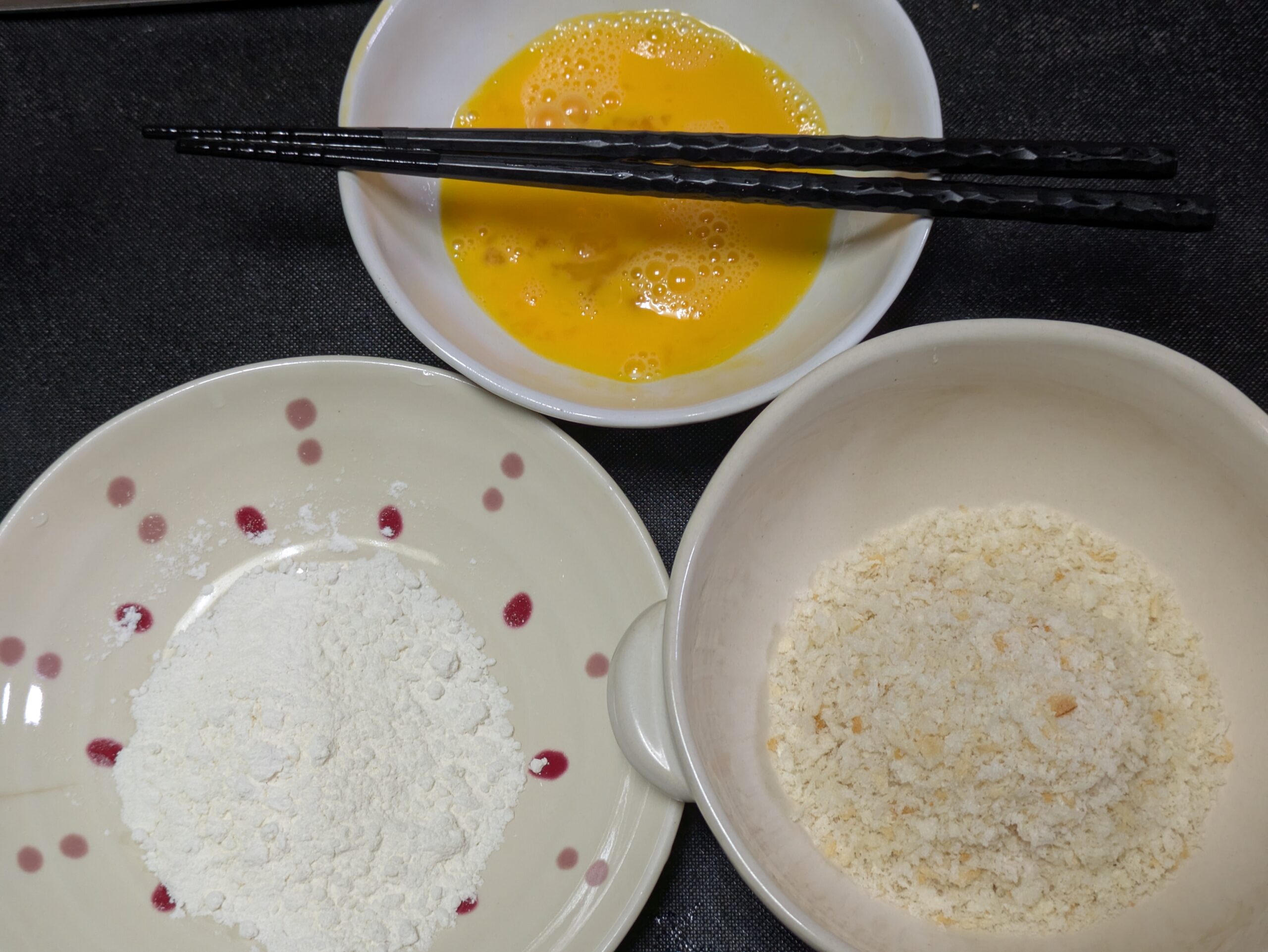 ポテサラコロッケ用の小麦粉と溶き卵とパン粉