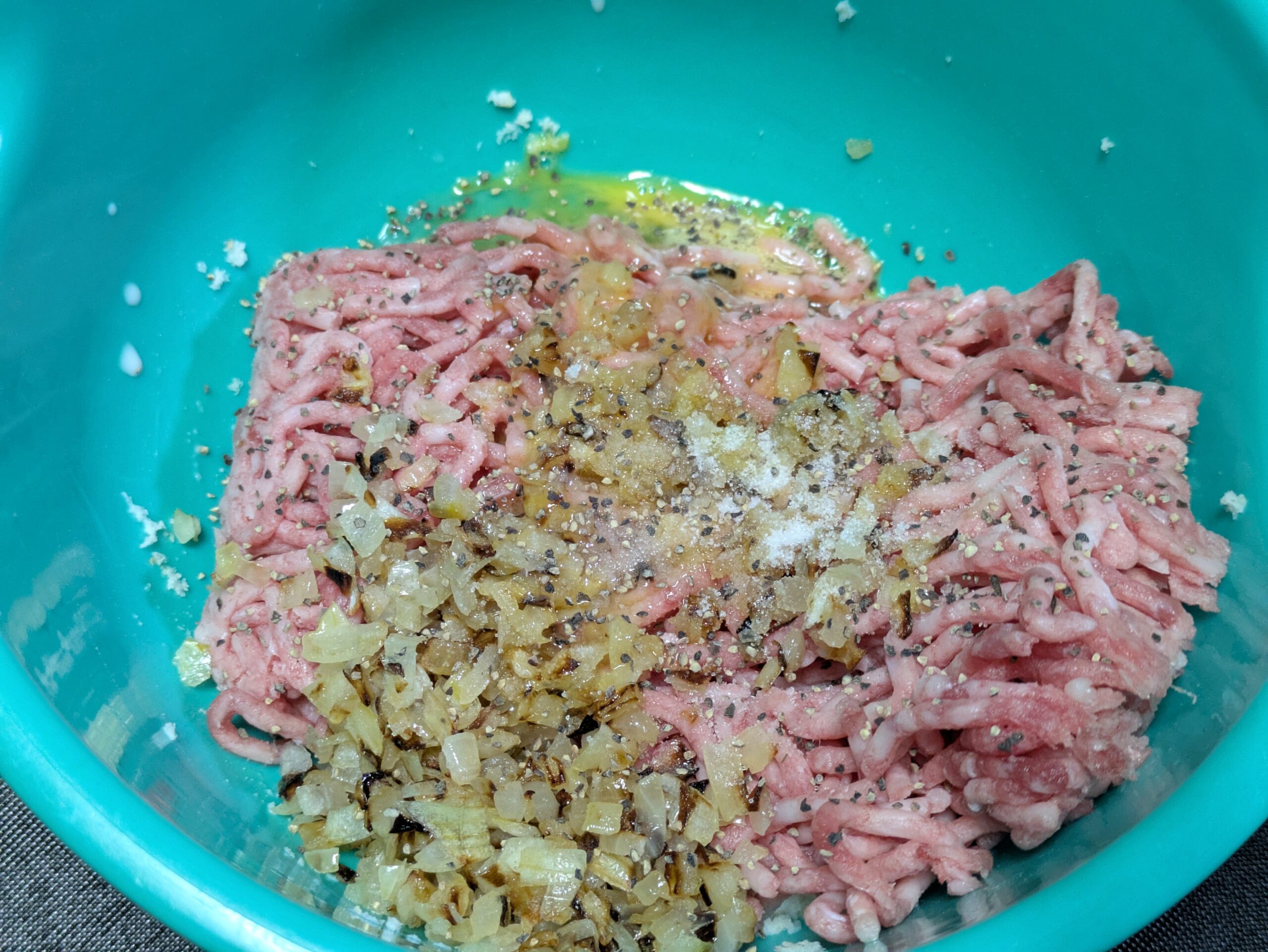 合いびき肉と炒めた玉ねぎや卵などハンバーグの材料