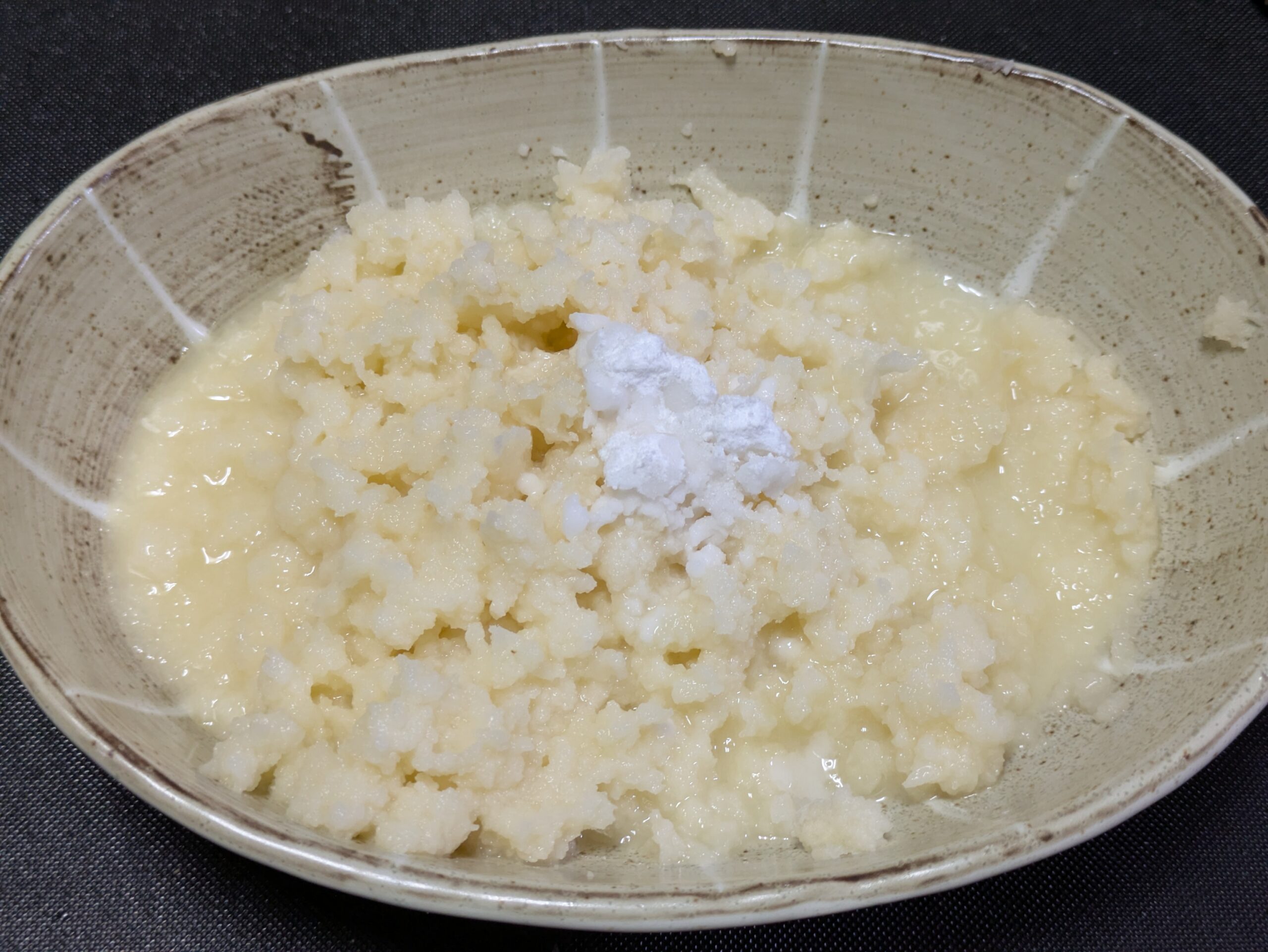 すりおろした加賀れんこんに塩と片栗粉を加える