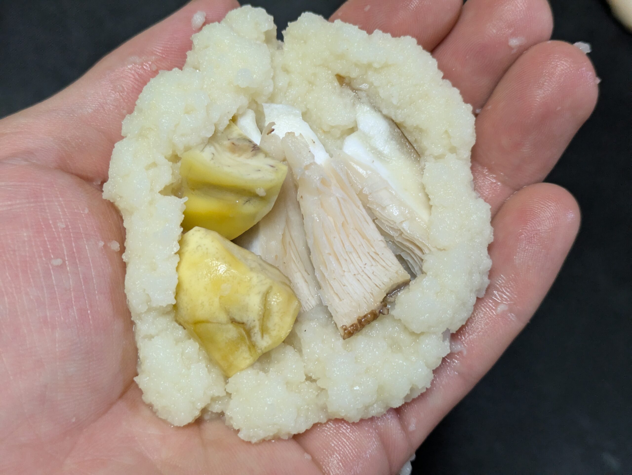 すりおろした加賀れんこんに栗としいたけを詰める様子