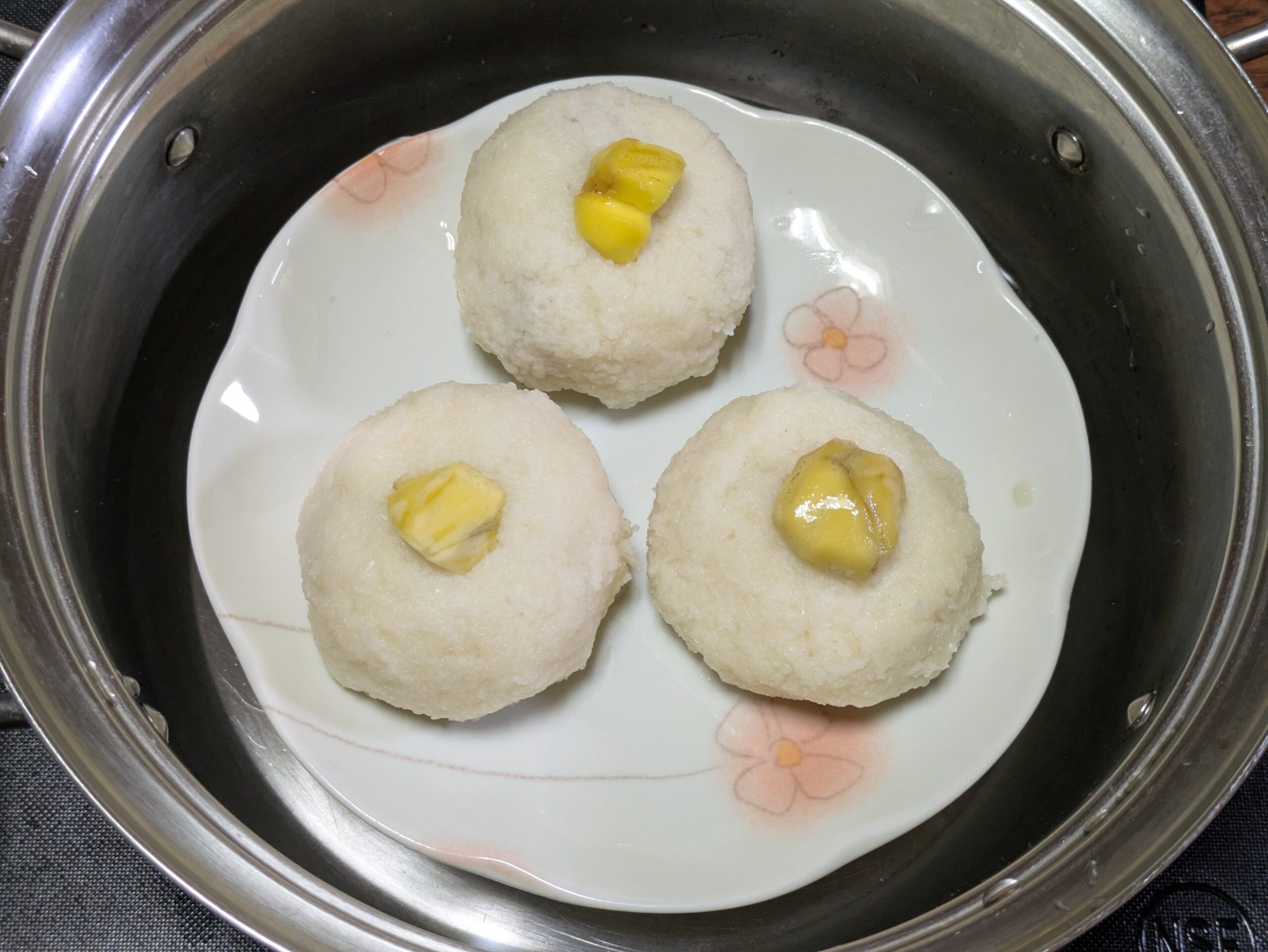 栗としいたけを包んだ蓮蒸しを蒸す様子