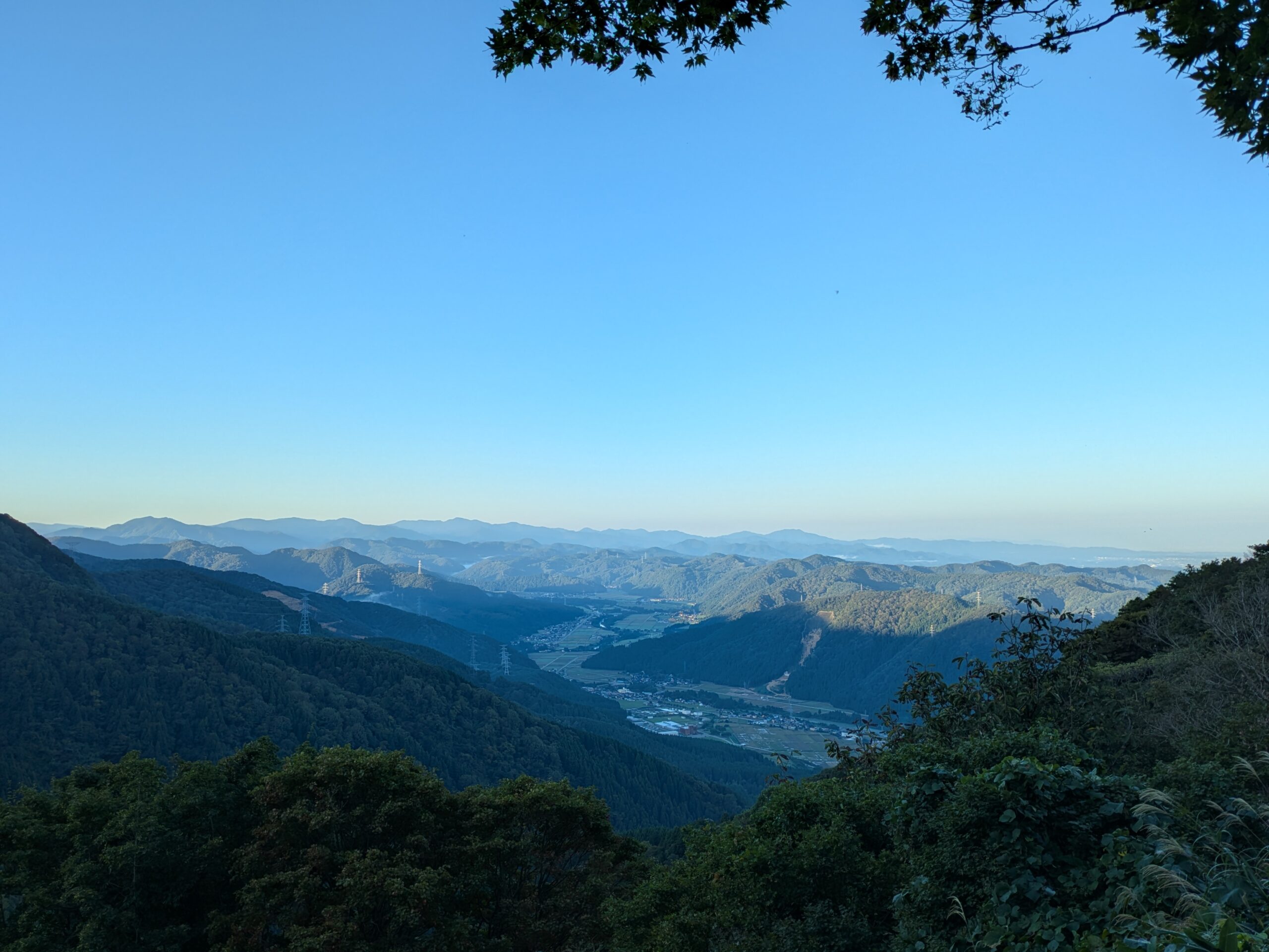 奥獅子吼山の登山道から見える白山方面の山並み