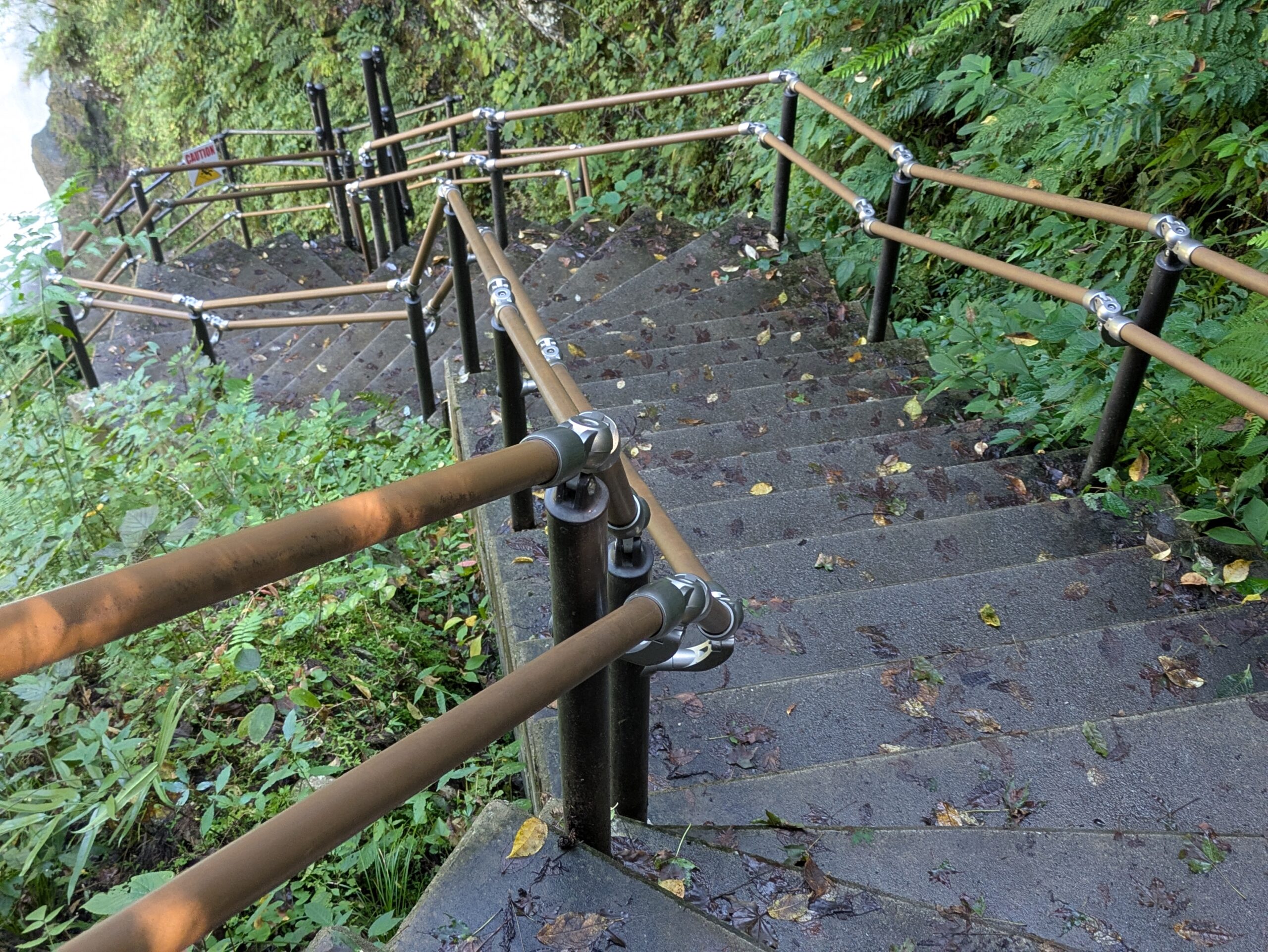 綿ヶ滝へ下りる急な階段