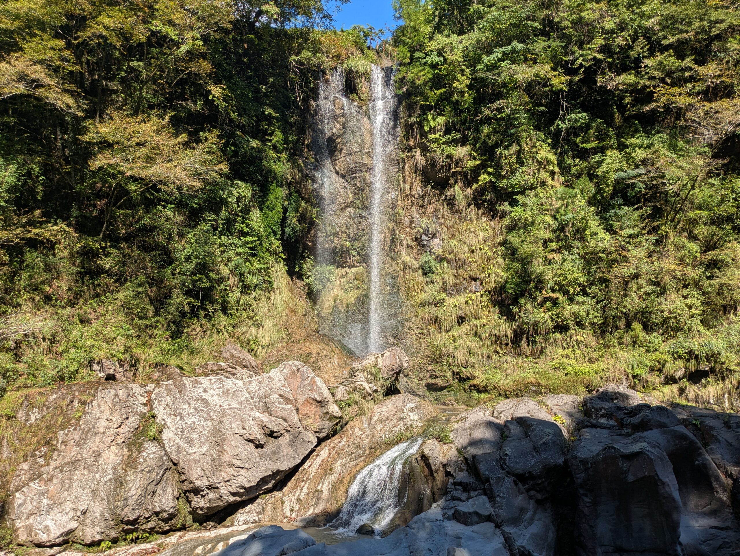 綿ヶ滝と手取峡谷の岩場