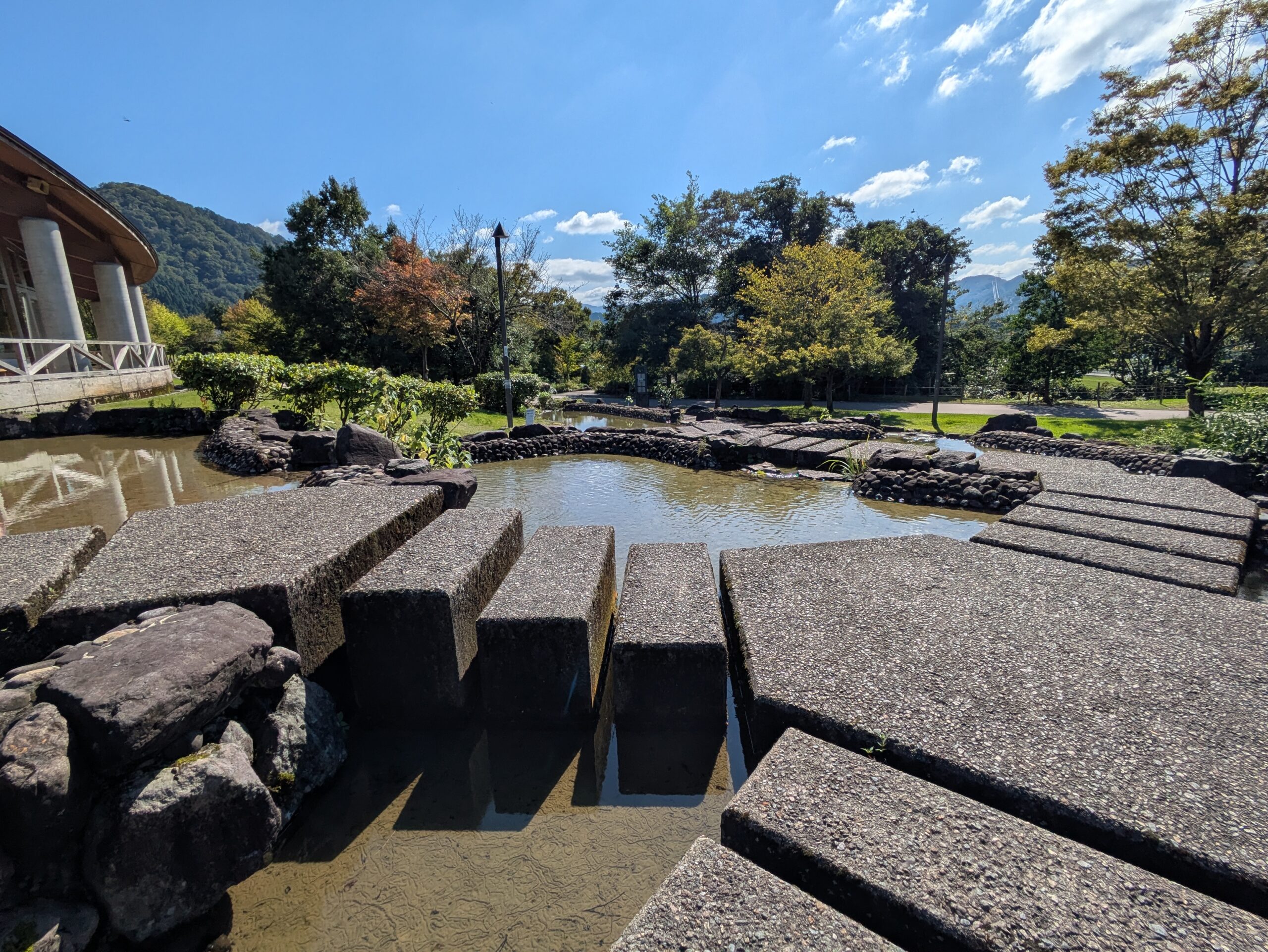 吉岡園地にある段状の修景池と飛び石