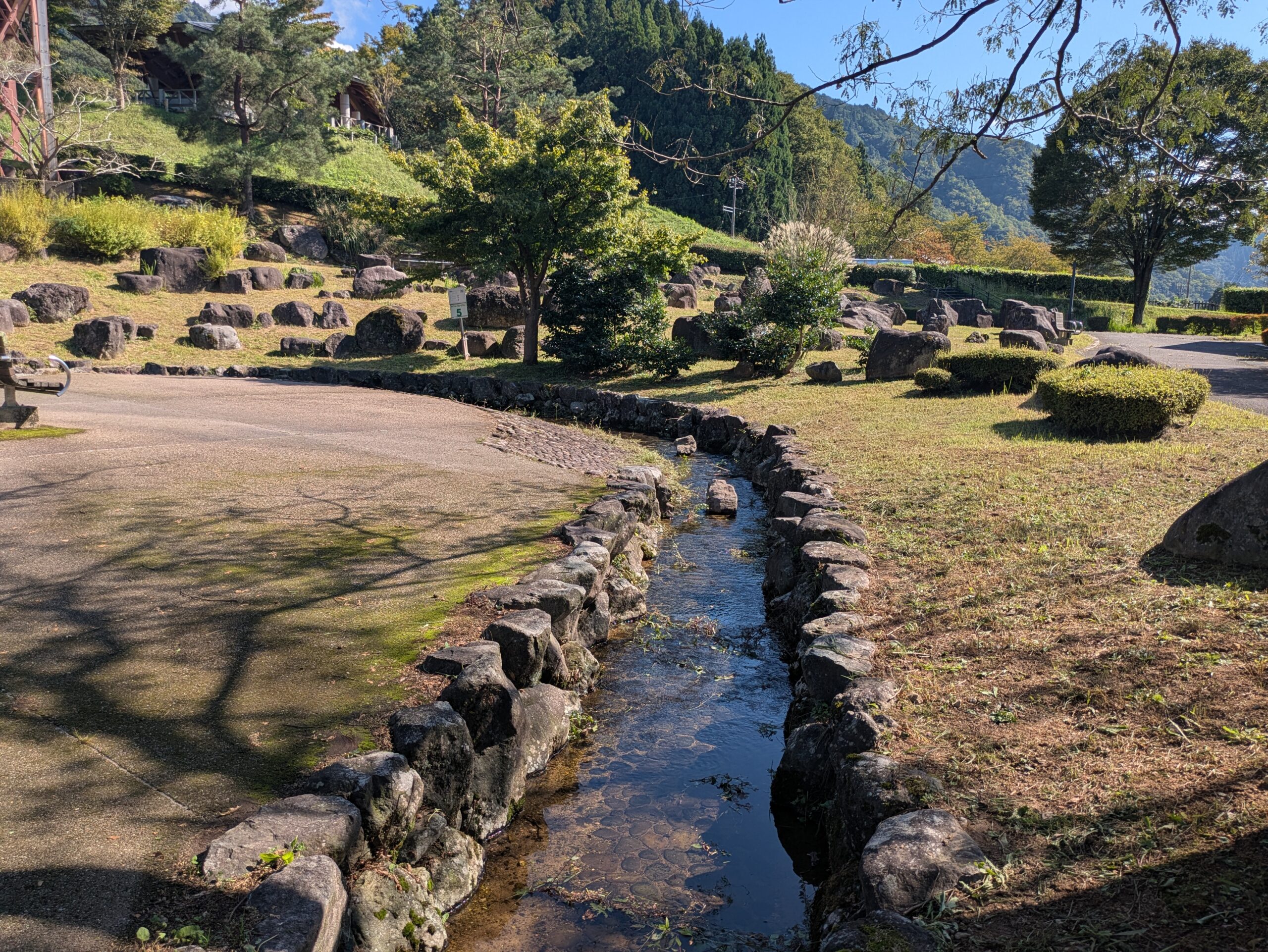 吉岡園地のロックガーデンにある石と小川