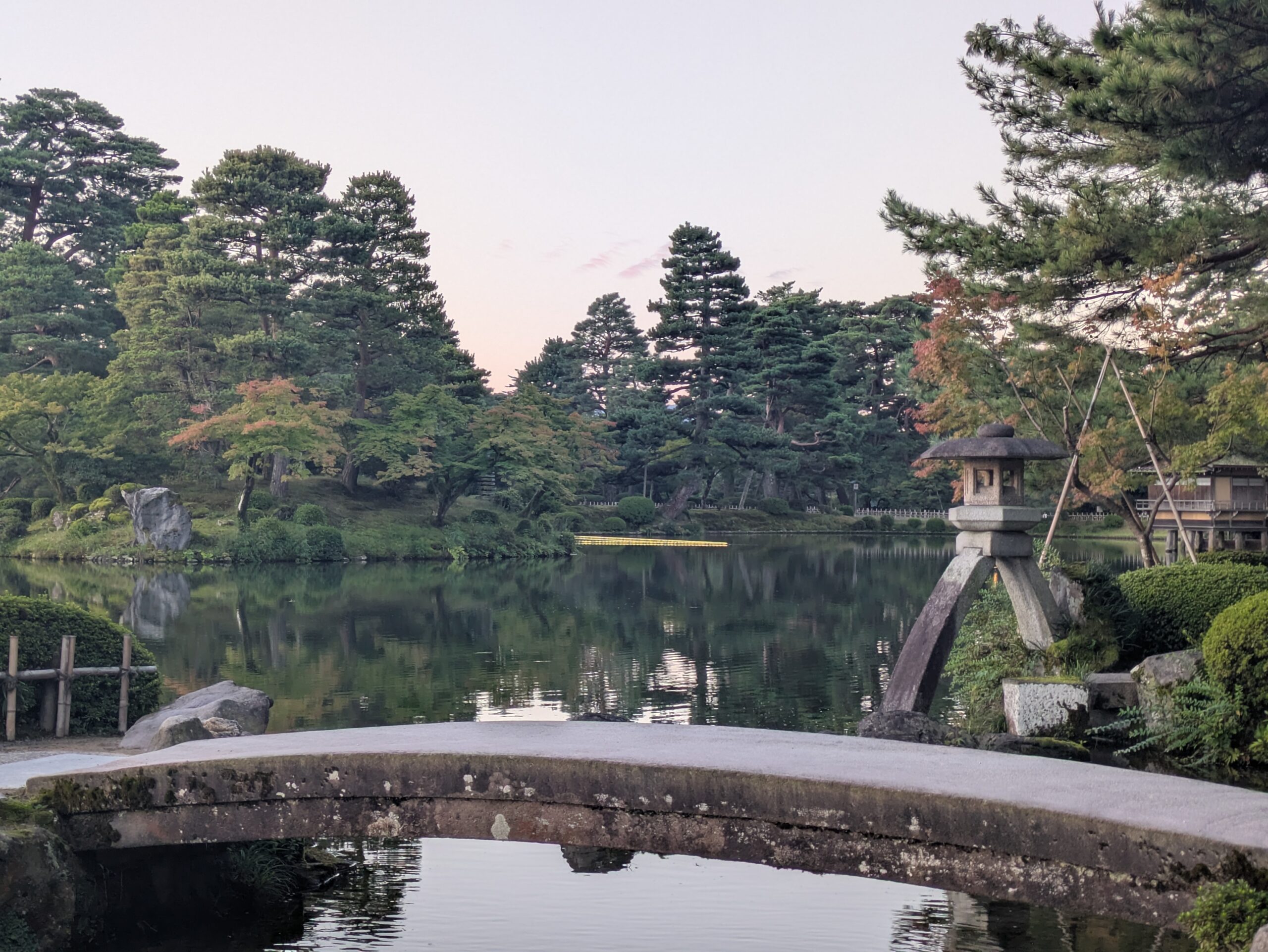 10月の兼六園の霞ヶ池と徽軫灯籠。周囲の木々が少しずつ色づき始めている