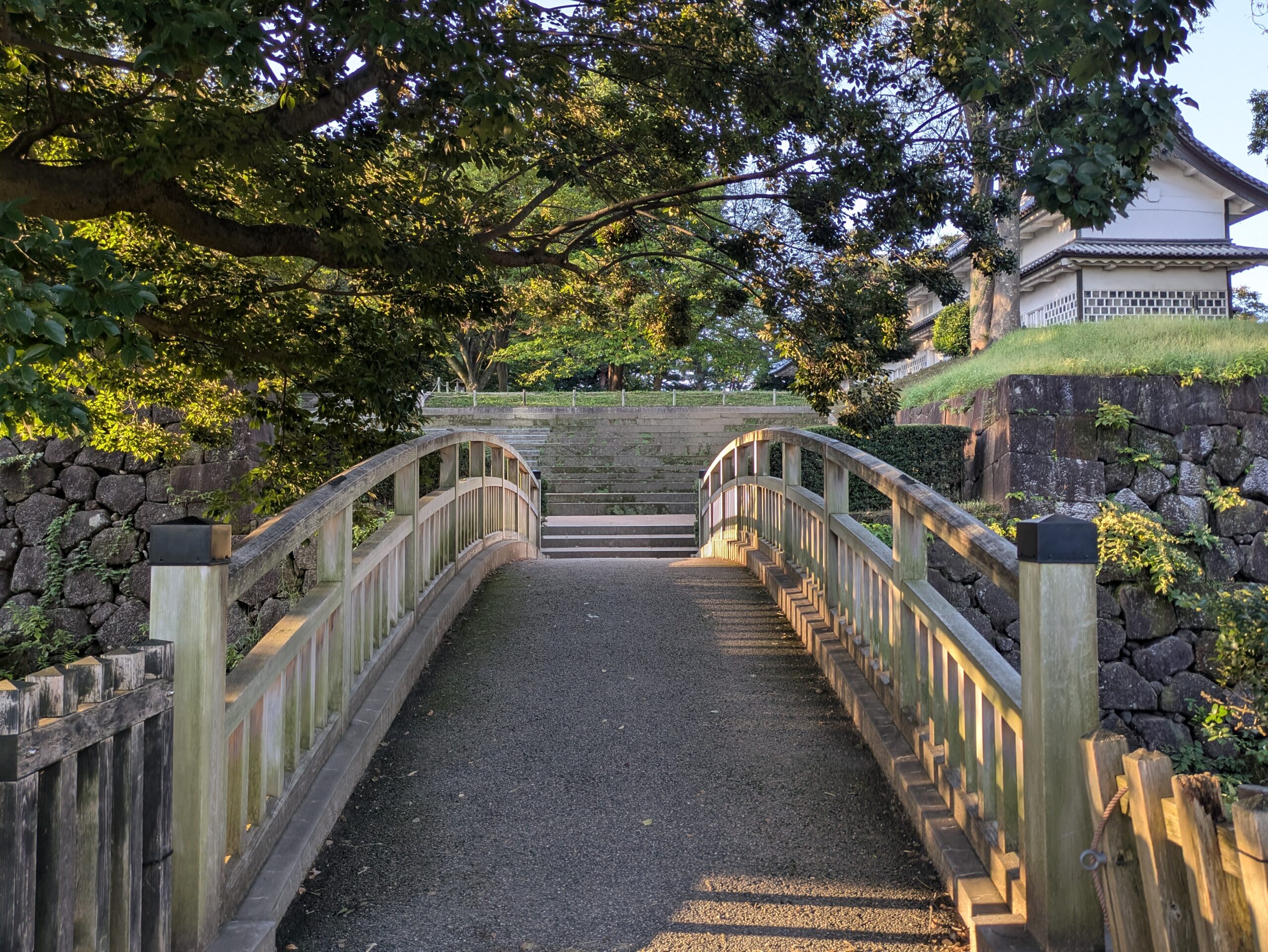 金沢城公園の極楽橋と三十間長屋方面へ続く道