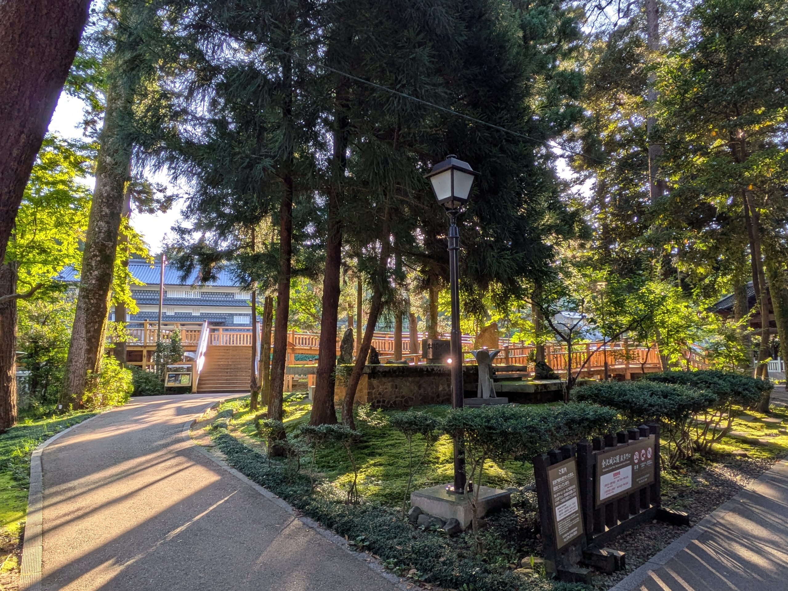 尾山神社の金谷神社付近から金沢城公園へ続く散策路