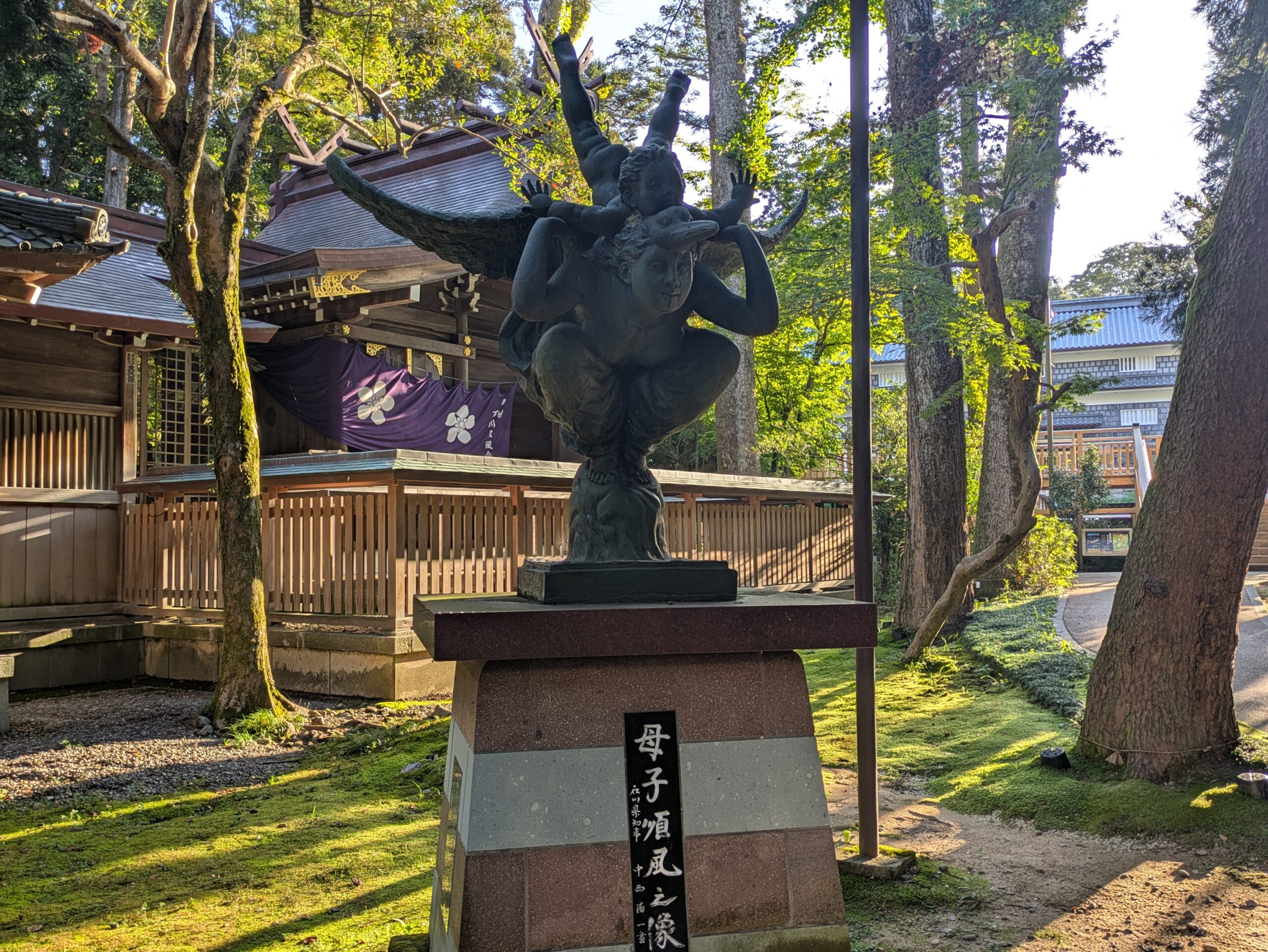 尾山神社境内にある母子順風之像