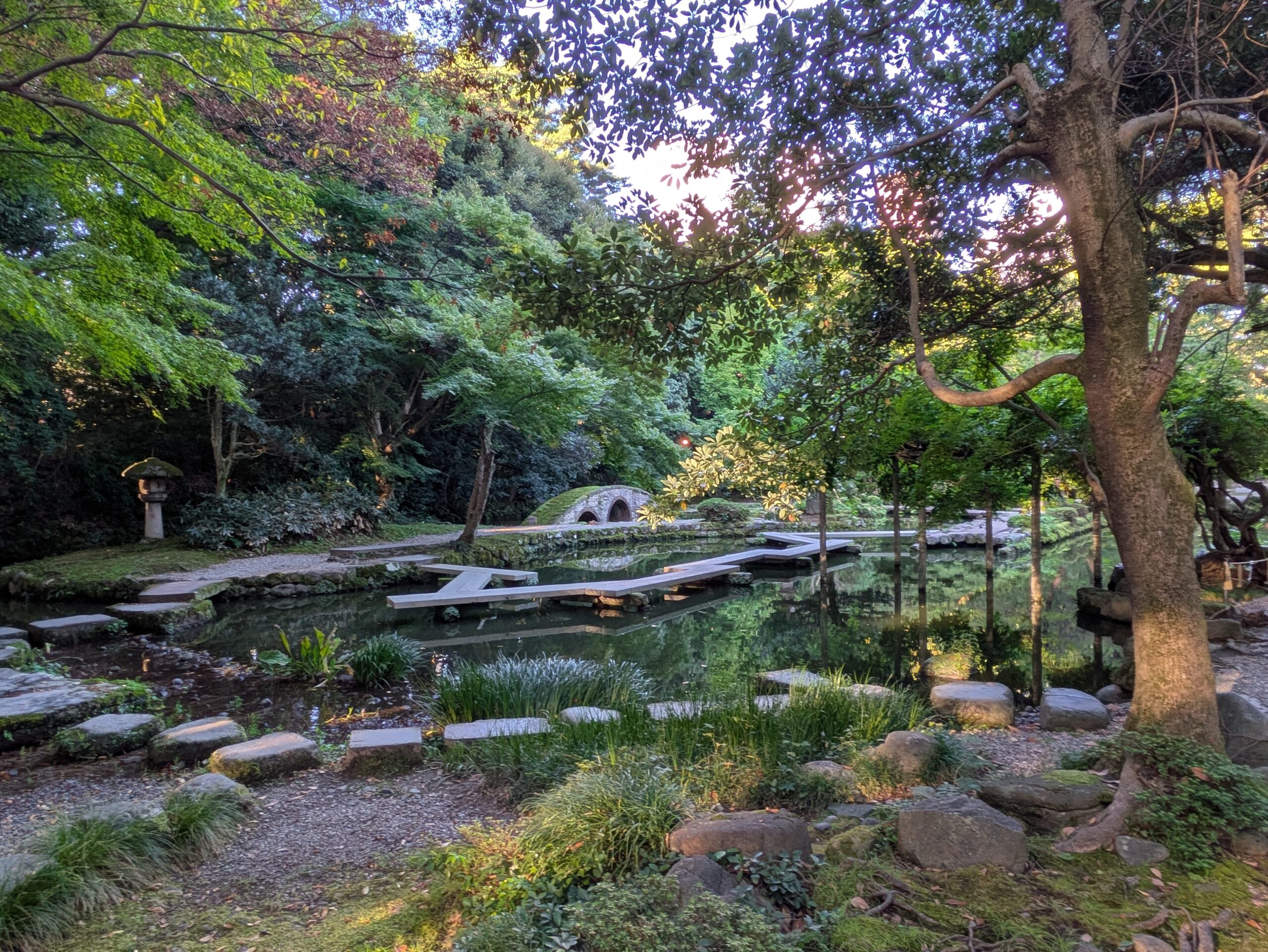 尾山神社の神苑にある池と石橋、水面を渡る歩道