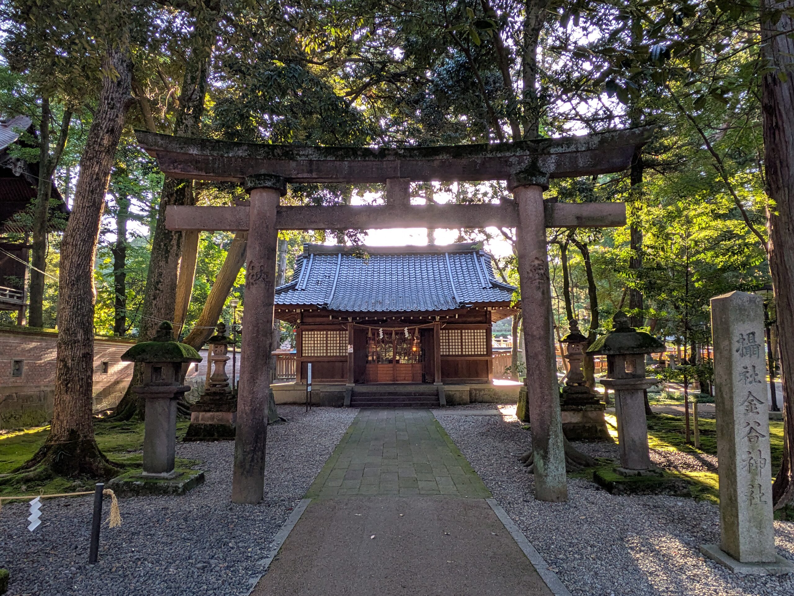 尾山神社境内の金谷神社の鳥居と社殿