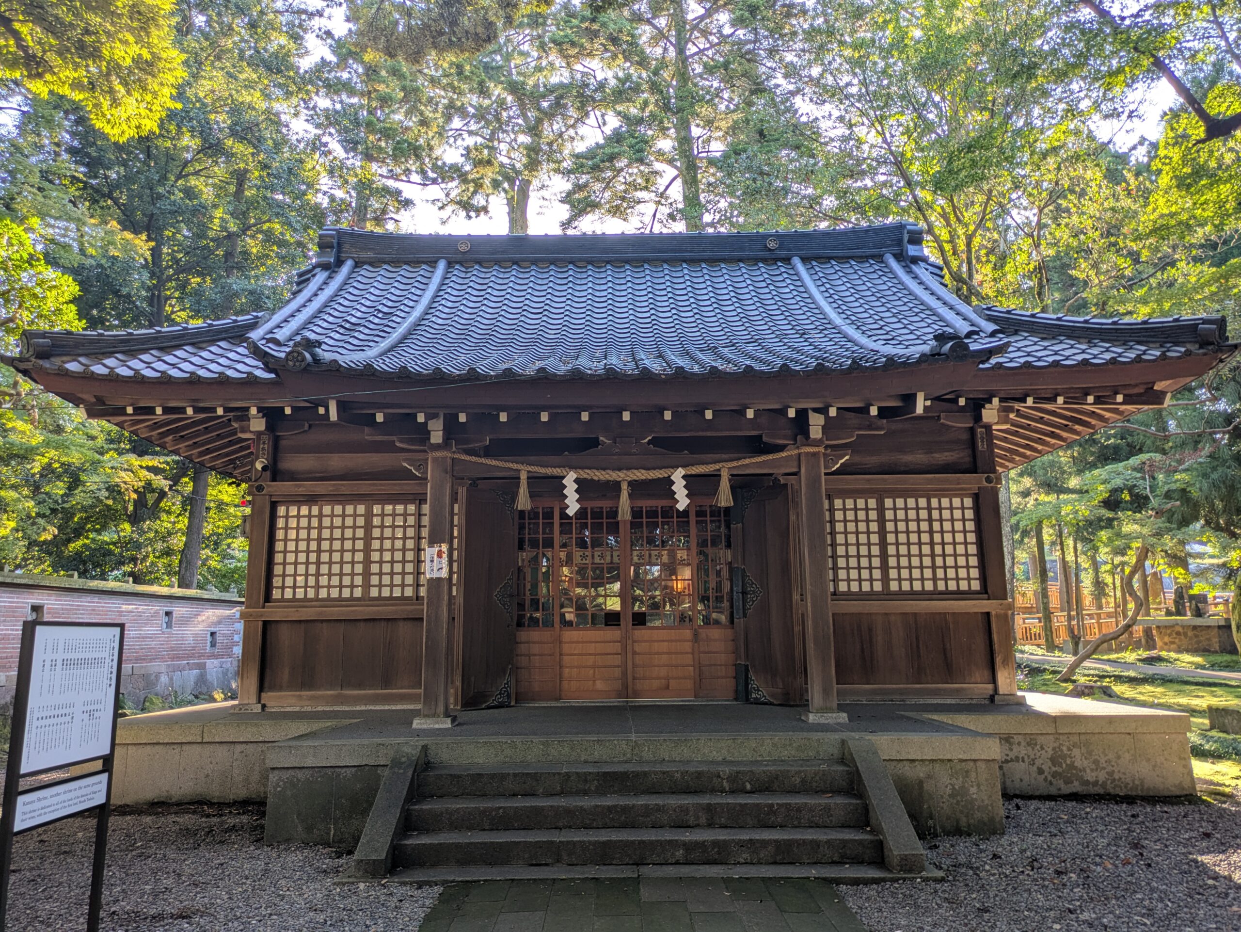 金谷神社の木造社殿と注連縄