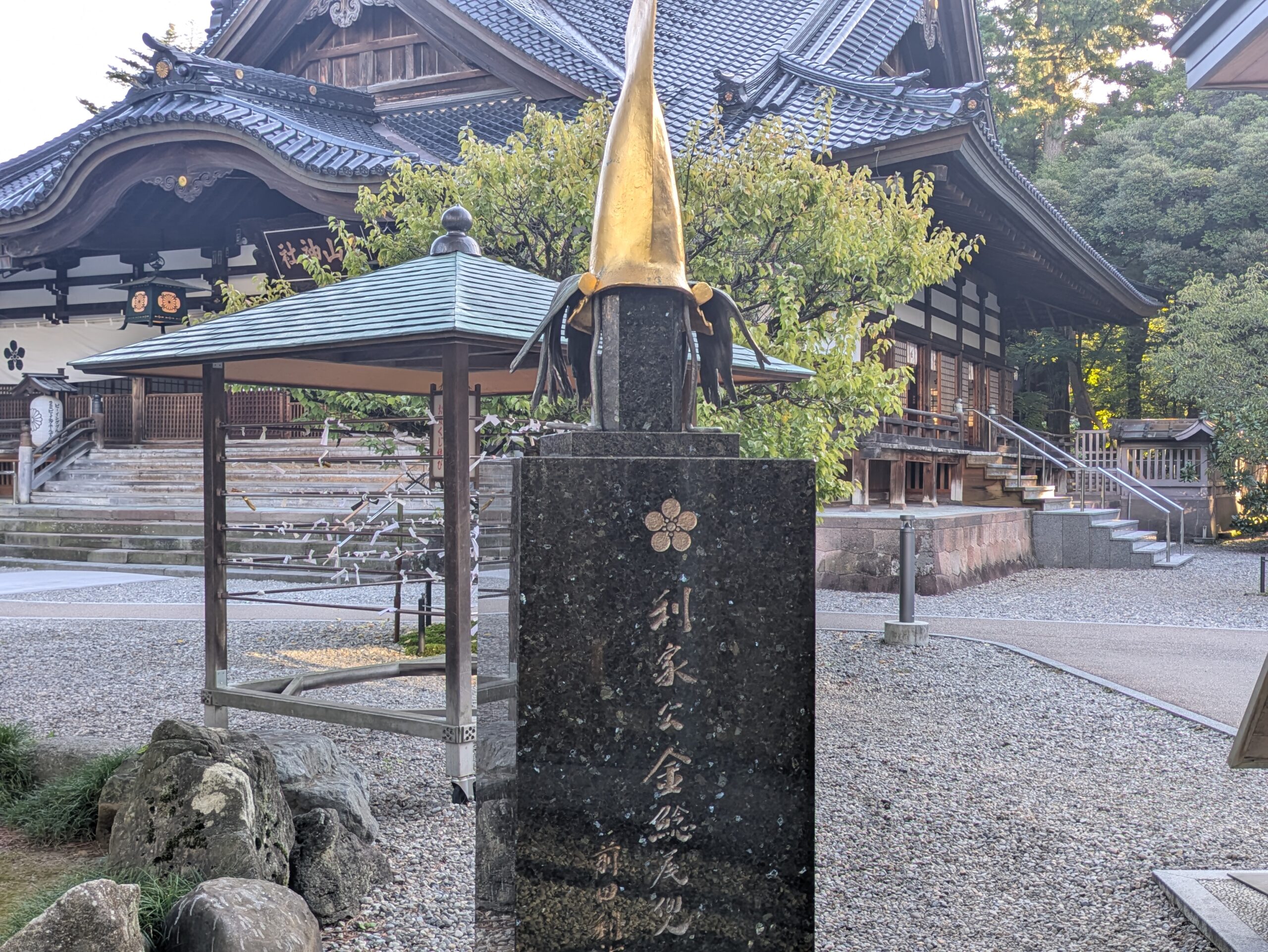尾山神社境内にある利家公金鯰尾兜のモニュメント