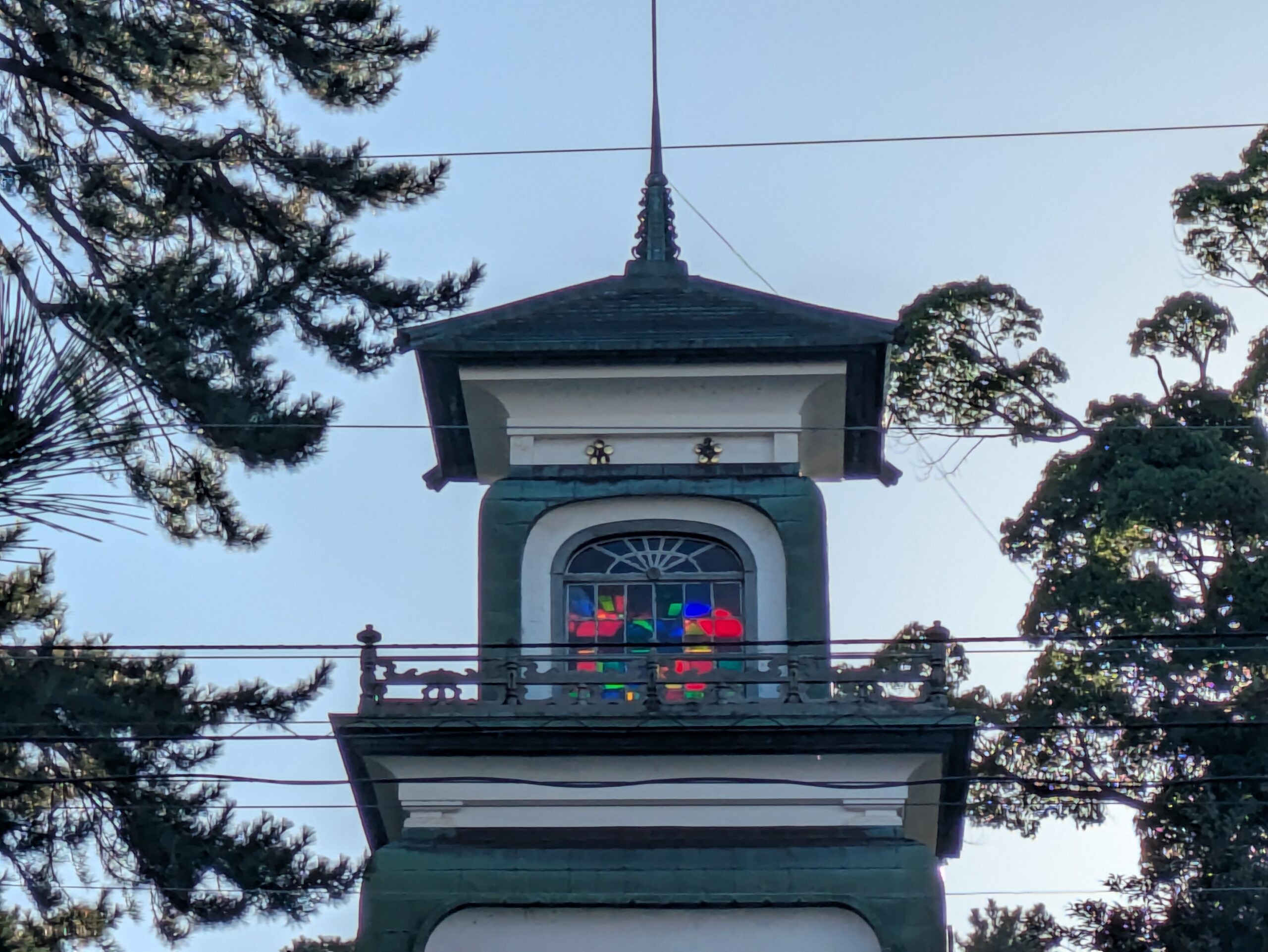 尾山神社神門の最上階にはめ込まれた色鮮やかなギヤマン