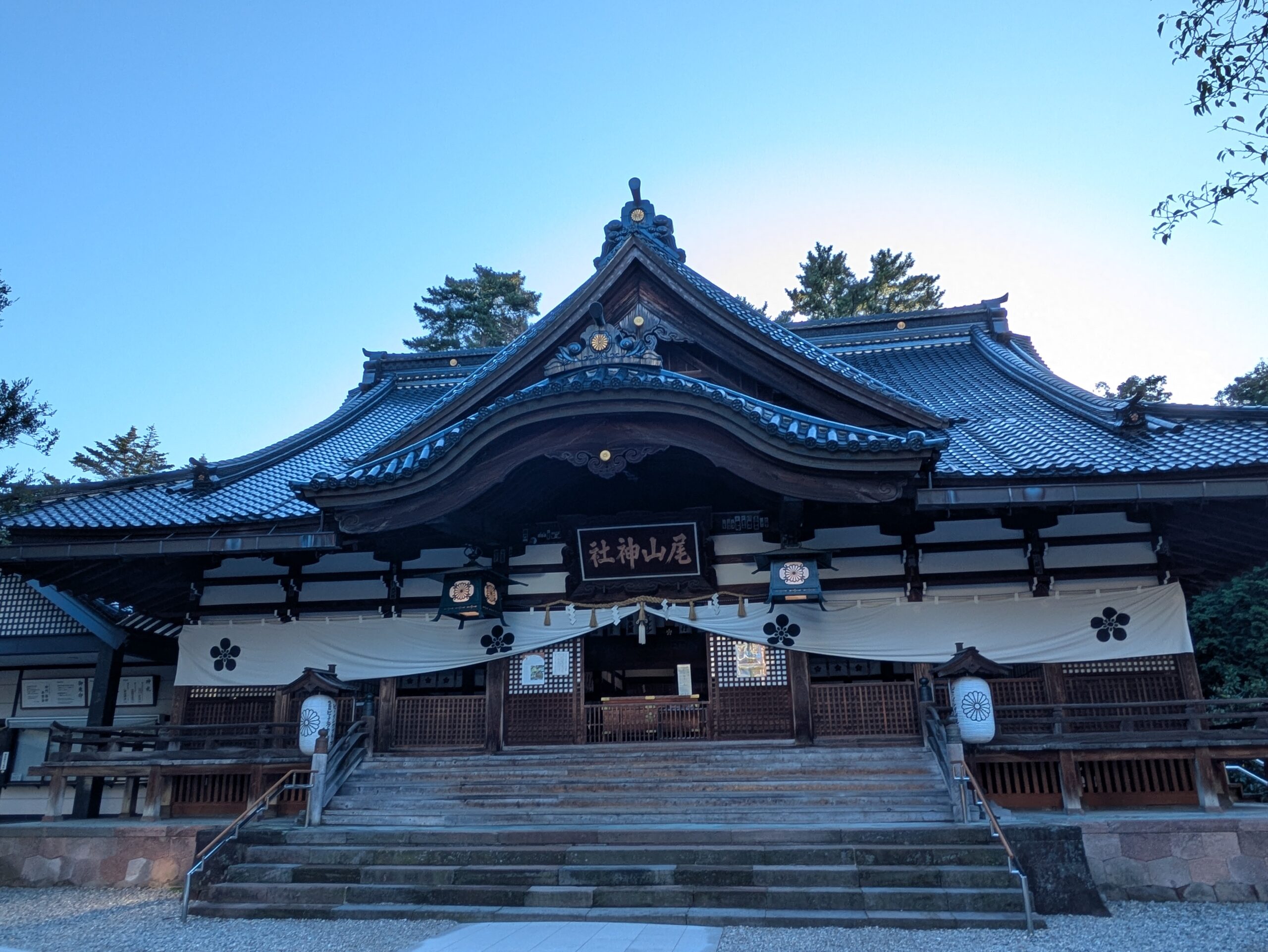 尾山神社の大きな拝殿と参拝用の石段