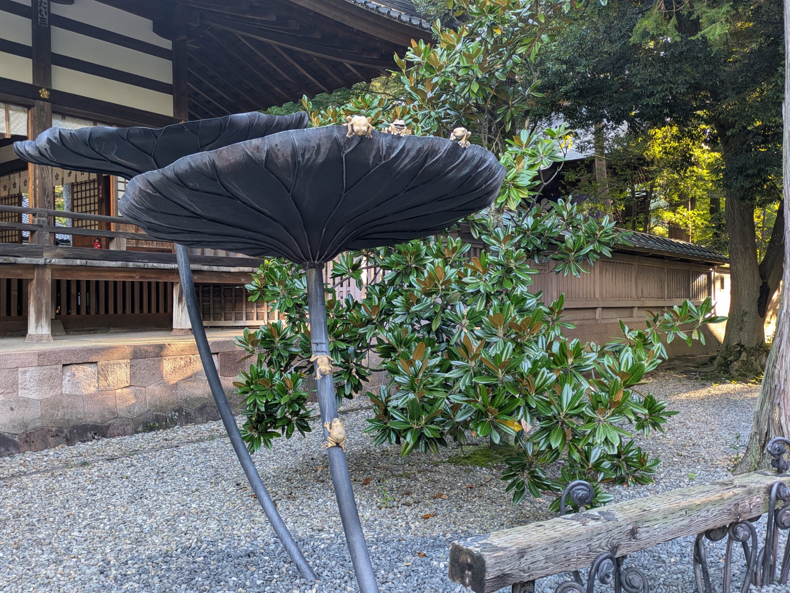 尾山神社境内に設置された大きな蓮の葉とカエルのオブジェ