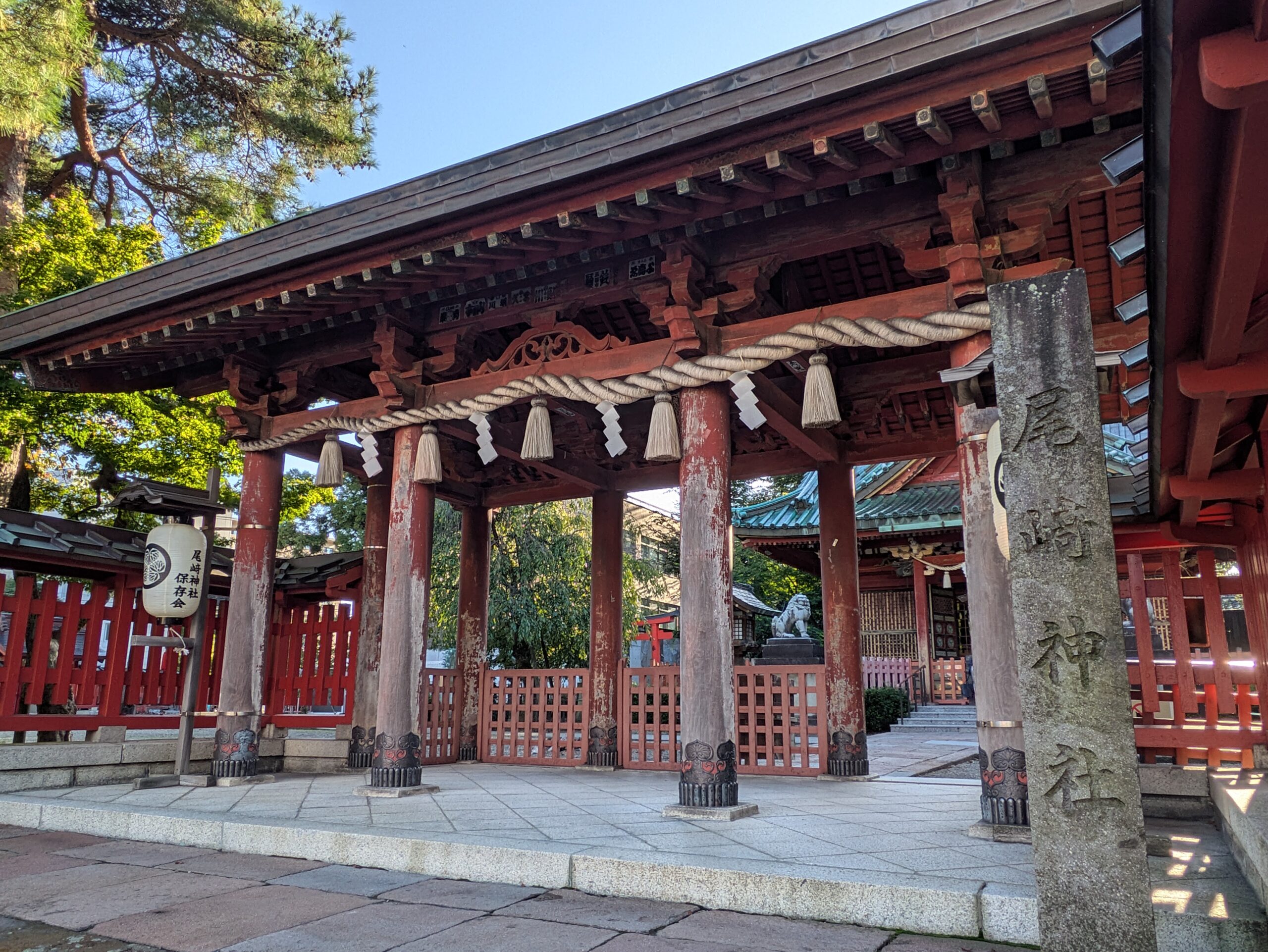 金沢市の尾崎神社の正面入口にある朱色の門と石柱