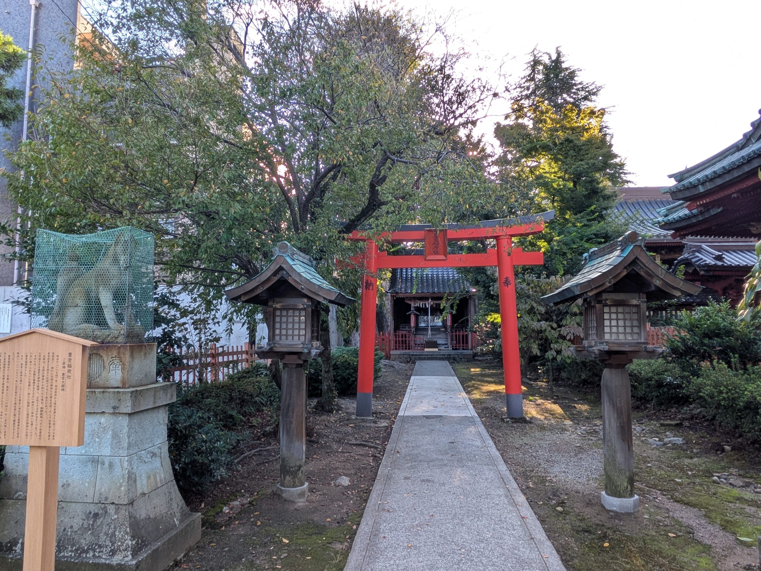 尾崎神社境内の豊受稲荷社へ続く朱色の鳥居と参道