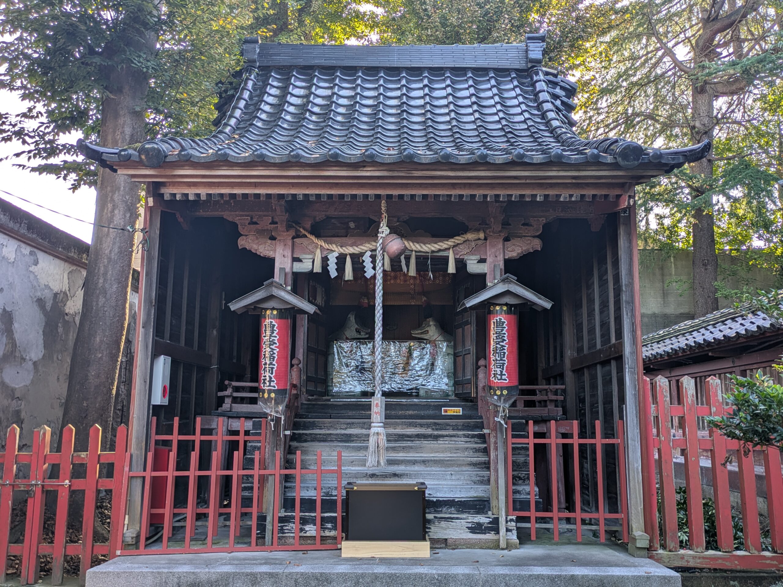 尾崎神社の豊受稲荷社の木造社殿と注連縄