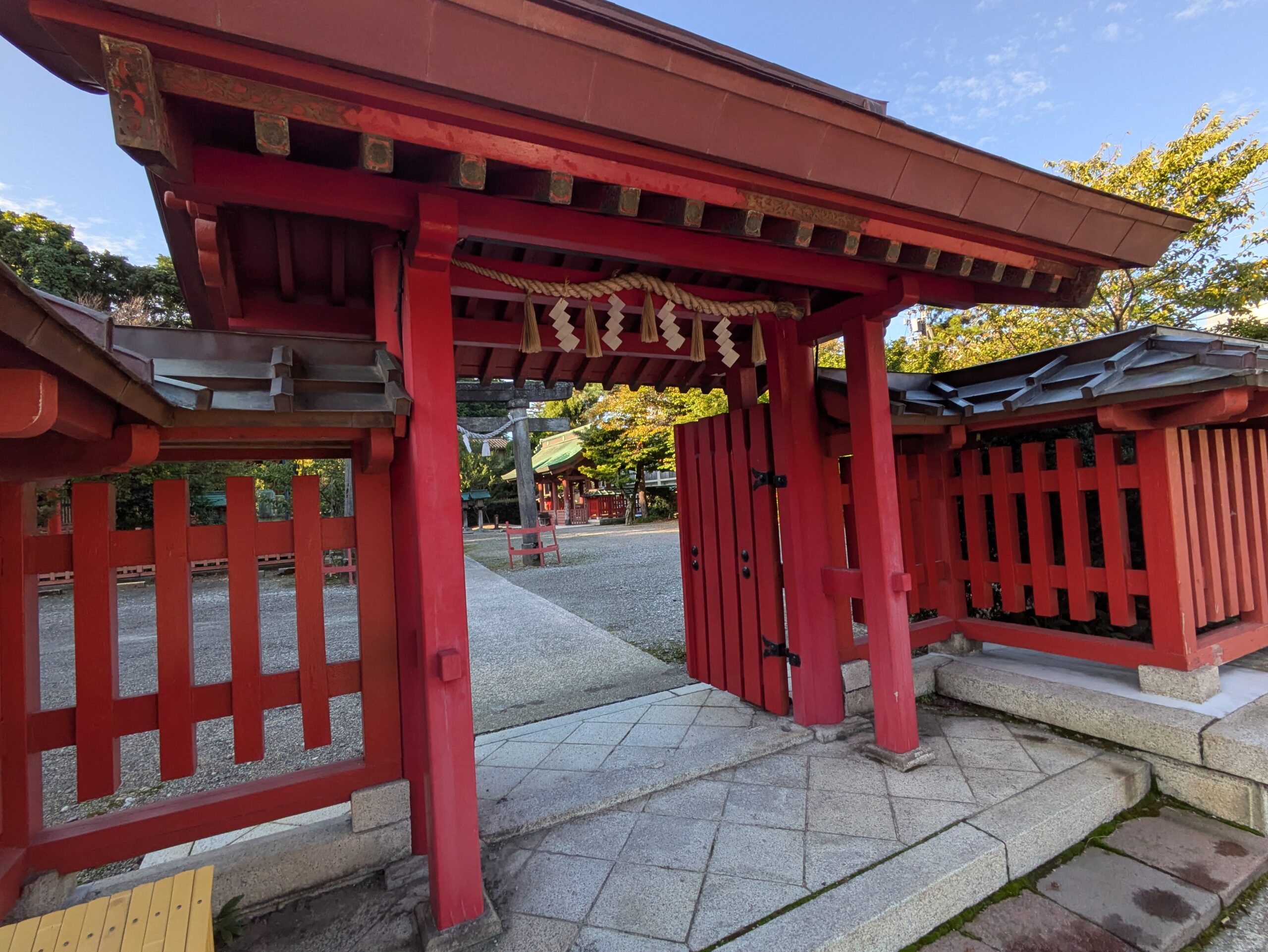 尾崎神社の朱色に塗られた裏門と境内へ続く通路