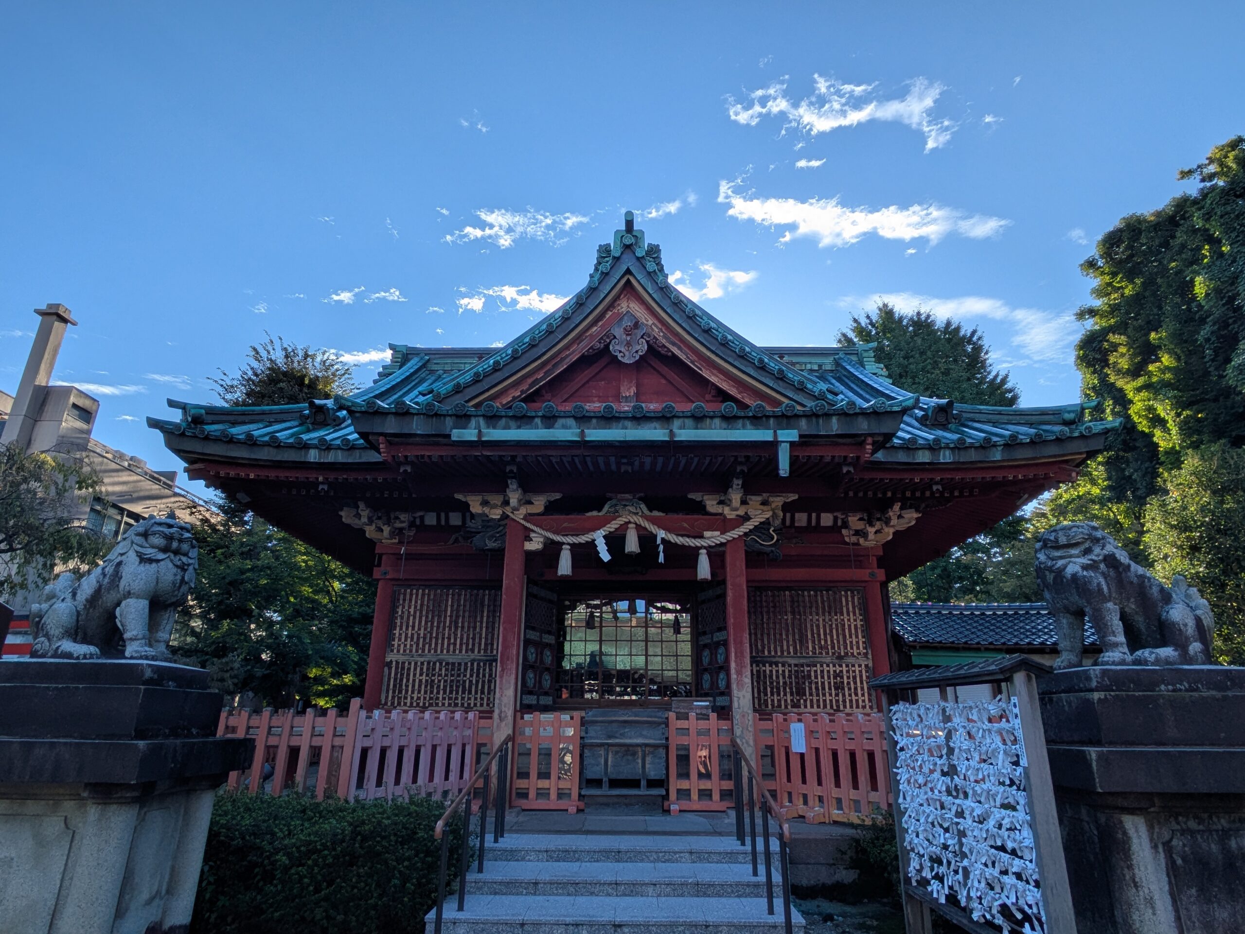 尾崎神社の朱色の拝殿と左右に置かれた狛犬