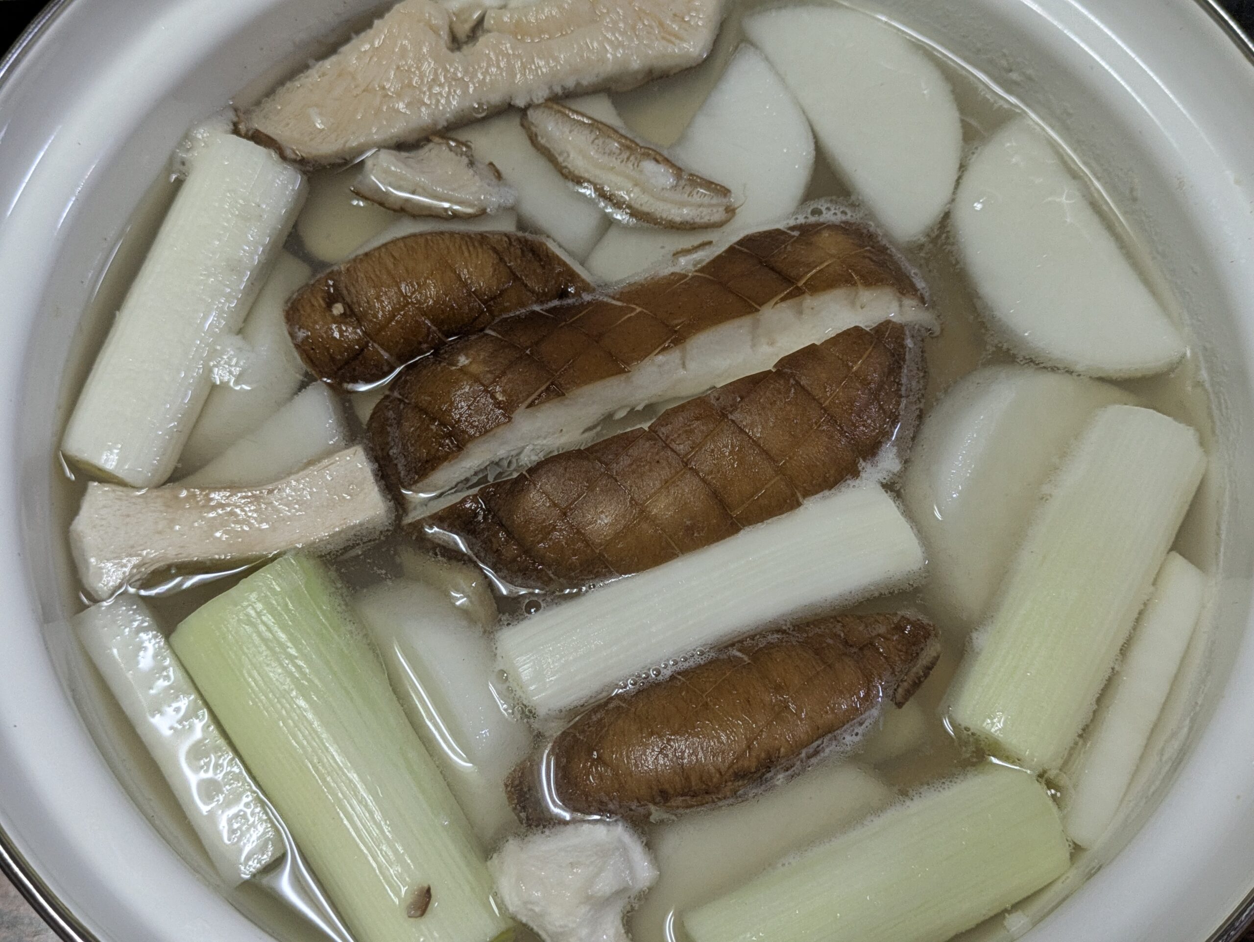 ホンビノス貝のだしで野菜ときのこを煮る