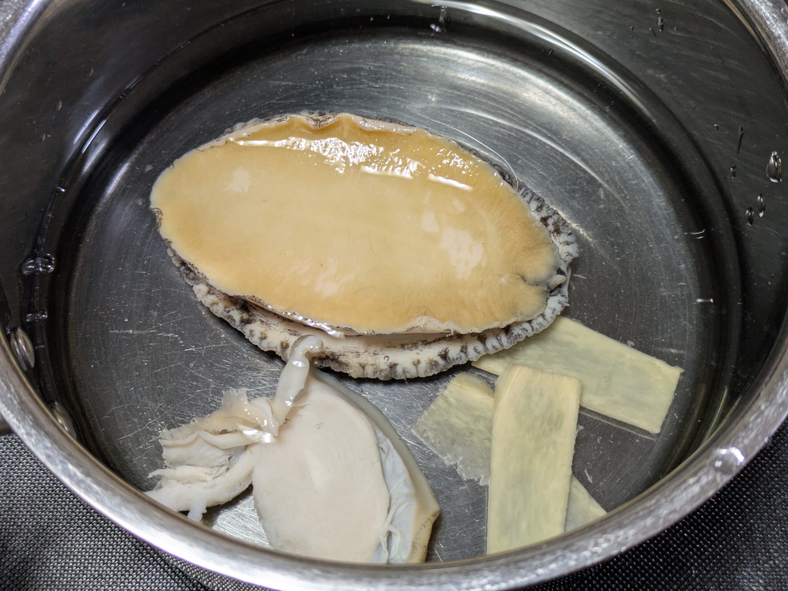 アワビを水と酒としょうがで煮る